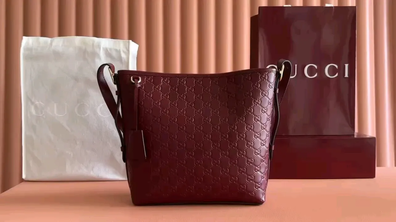 💋💋💋【New Product】GG Emblem series mini, small shoulder bag, black embossed/original leather, model 848881. Combination short video