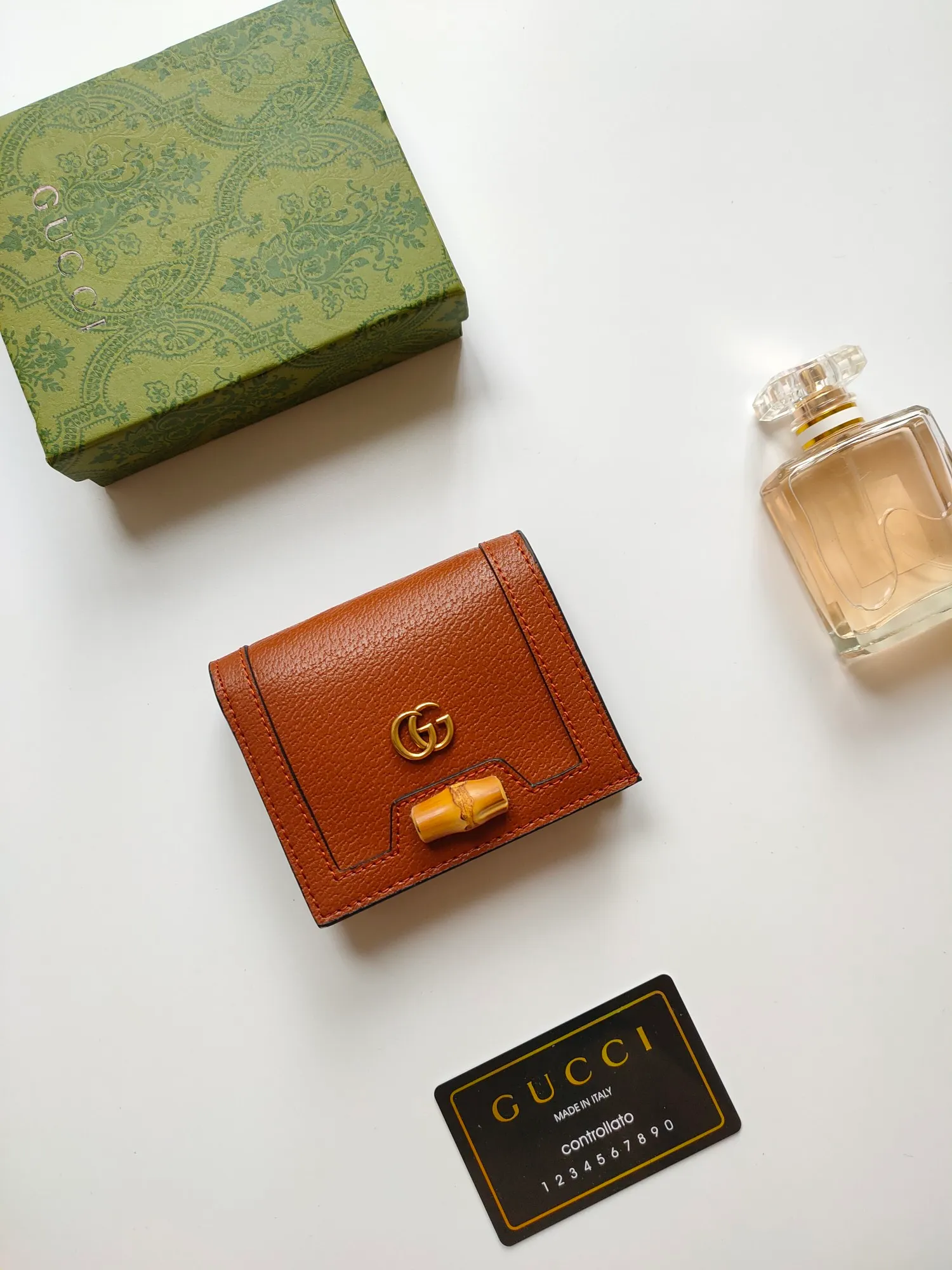 💰140💰Card holder~The wallet adopts a unique bamboo lock design, which highlights the design beauty of 𝗚𝘂𝗰𝗰𝗶, and is made of original factory calfskin! Size: 11x9x3.5cm Model: 658244
