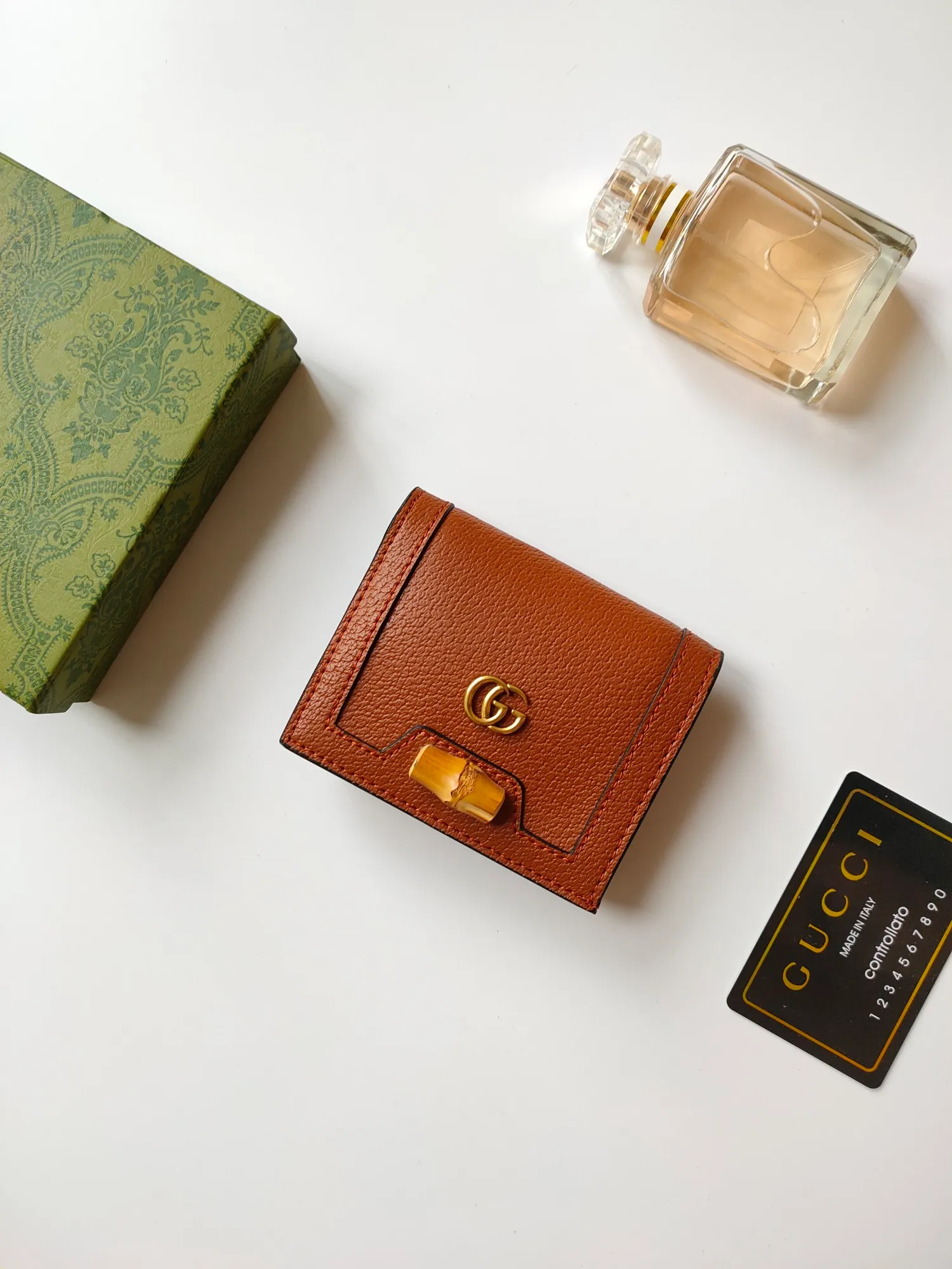 💰140💰Card holder~The wallet adopts a unique bamboo lock design, which highlights the design beauty of 𝗚𝘂𝗰𝗰𝗶, and is made of original factory calfskin! Size: 11x9x3.5cm Model: 658244