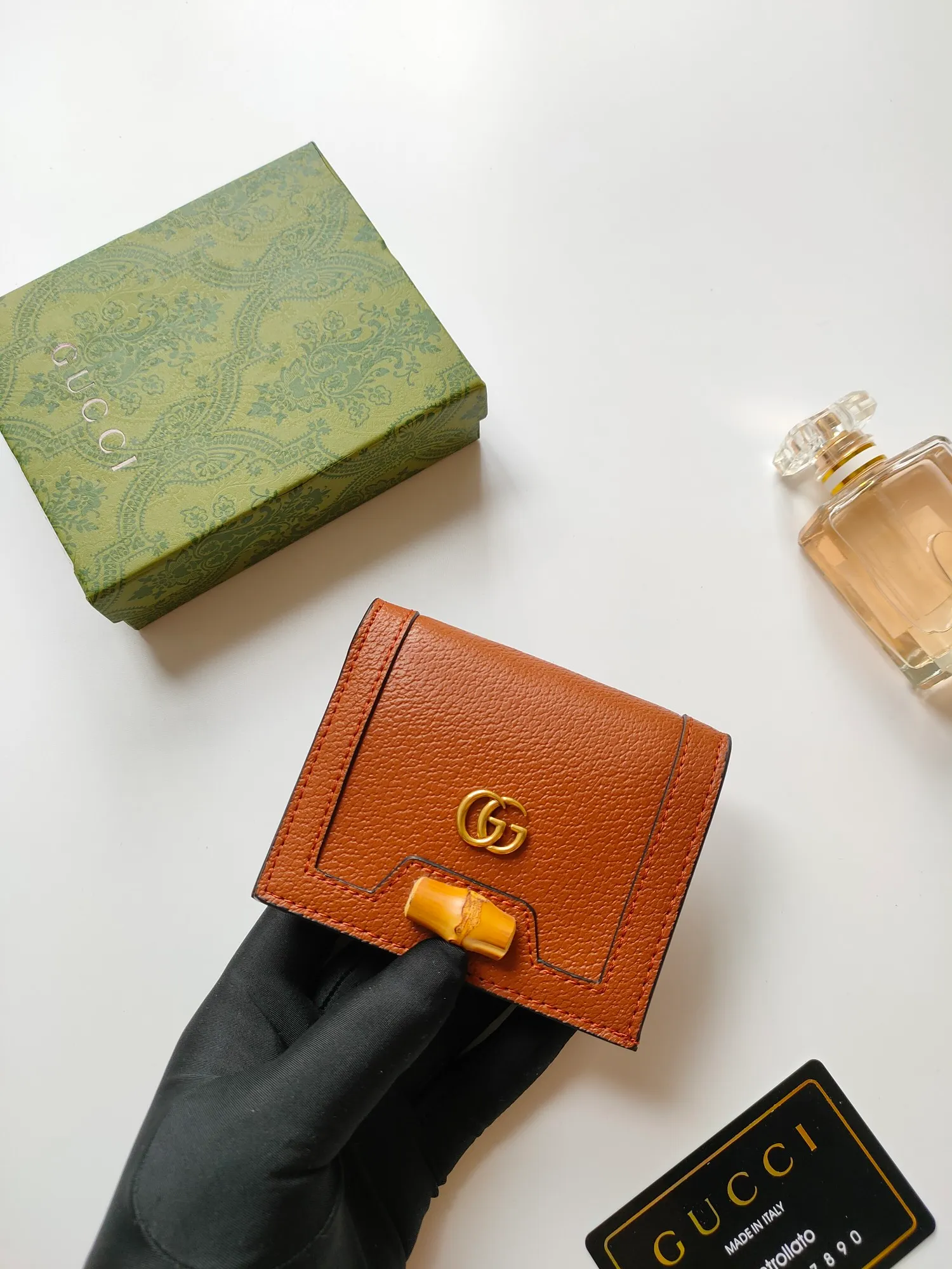 💰140💰Card holder~The wallet adopts a unique bamboo lock design, which highlights the design beauty of 𝗚𝘂𝗰𝗰𝗶, and is made of original factory calfskin! Size: 11x9x3.5cm Model: 658244