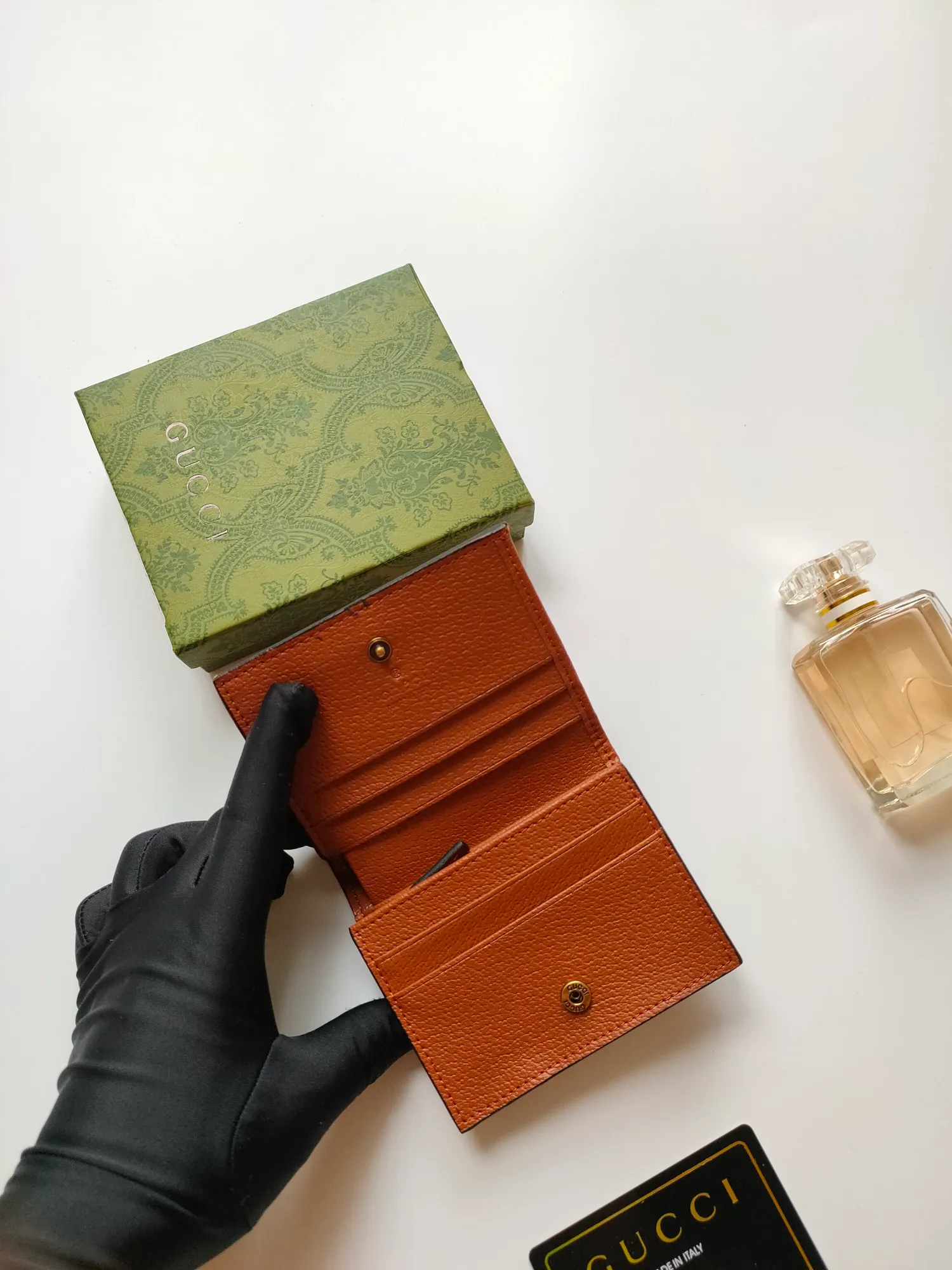 💰140💰Card holder~The wallet adopts a unique bamboo lock design, which highlights the design beauty of 𝗚𝘂𝗰𝗰𝗶, and is made of original factory calfskin! Size: 11x9x3.5cm Model: 658244