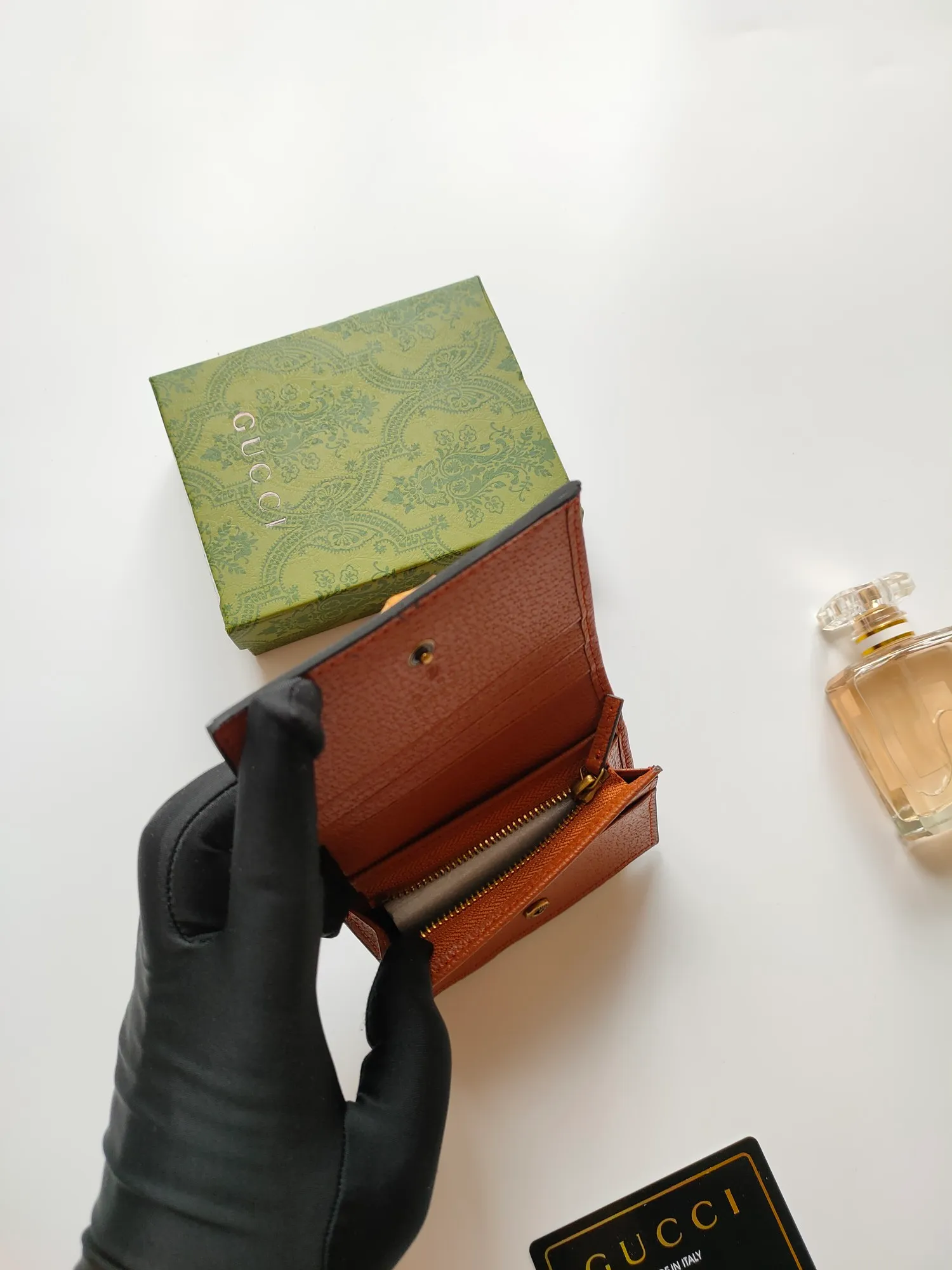 💰140💰Card holder~The wallet adopts a unique bamboo lock design, which highlights the design beauty of 𝗚𝘂𝗰𝗰𝗶, and is made of original factory calfskin! Size: 11x9x3.5cm Model: 658244