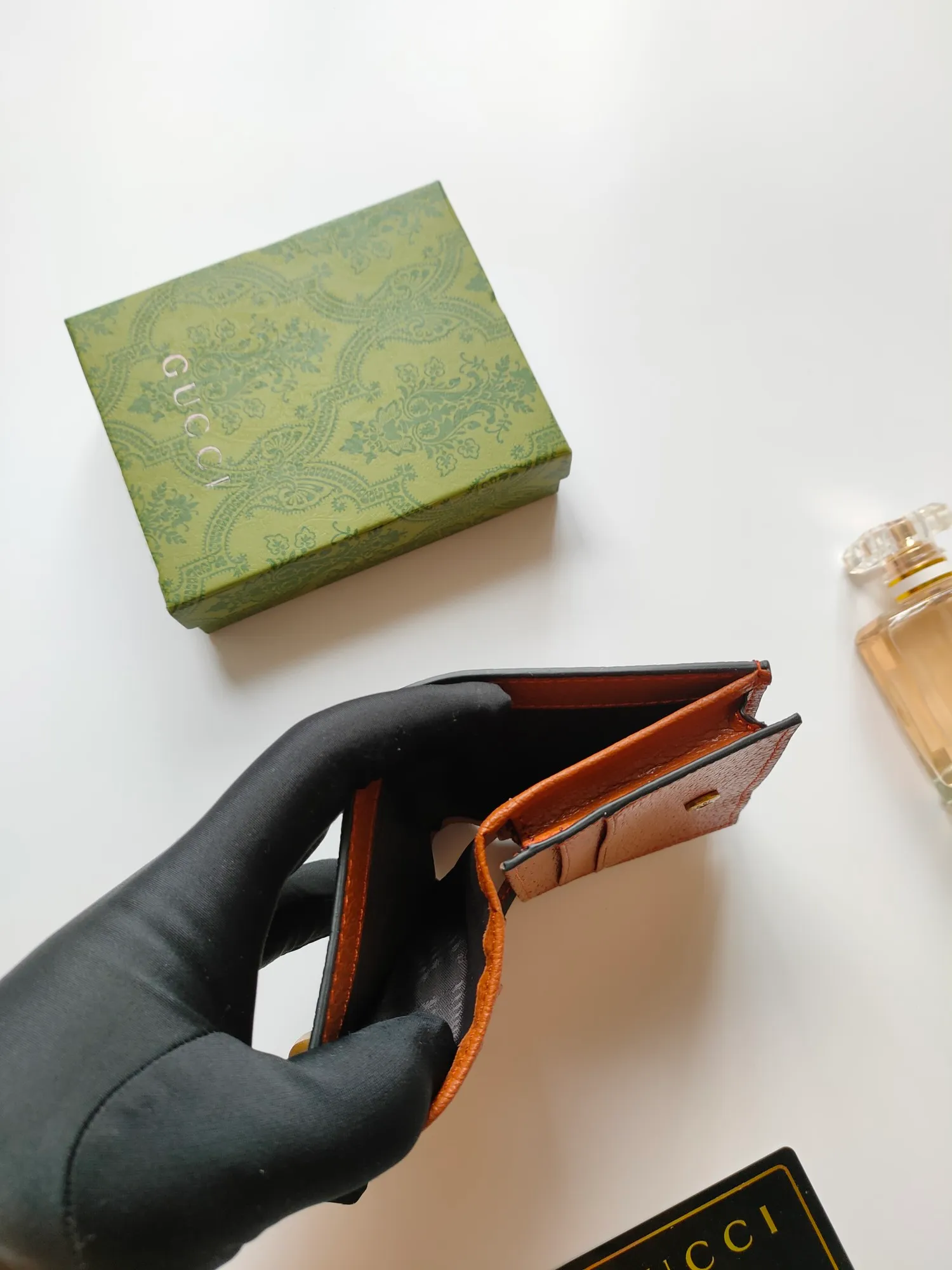 💰140💰Card holder~The wallet adopts a unique bamboo lock design, which highlights the design beauty of 𝗚𝘂𝗰𝗰𝗶, and is made of original factory calfskin! Size: 11x9x3.5cm Model: 658244