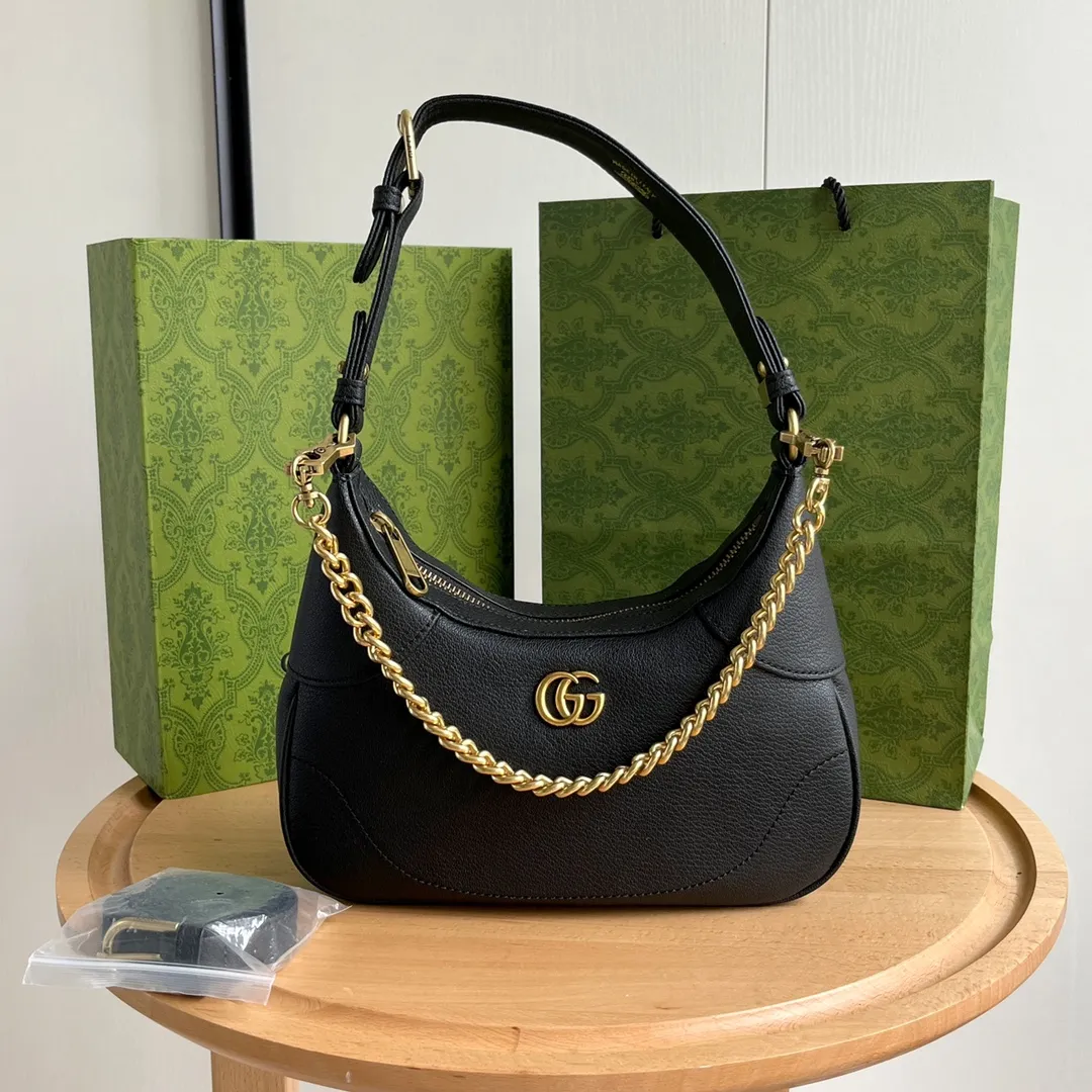 Actual shot #💰300 Style number: 731817 black Size: 25✖️19✖️7cm Gucci’s new hobo crescent bag is here. There are 3 shoulder straps in total. It can be carried on one shoulder, crossbody, or under the arm. The solid color is super easy to match. The whole atmosphere is full