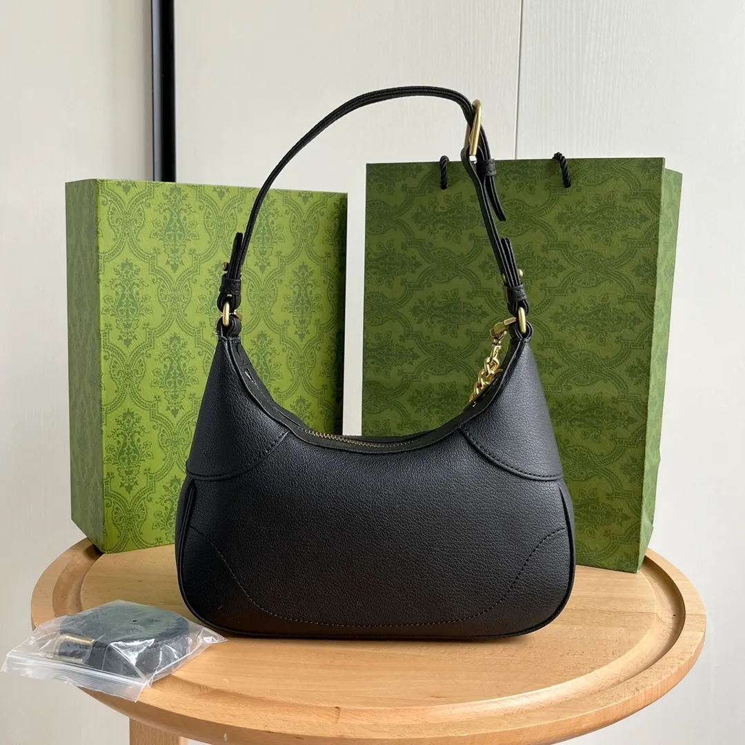 Actual shot #💰300 Style number: 731817 black Size: 25✖️19✖️7cm Gucci’s new hobo crescent bag is here. There are 3 shoulder straps in total. It can be carried on one shoulder, crossbody, or under the arm. The solid color is super easy to match. The whole atmosphere is full