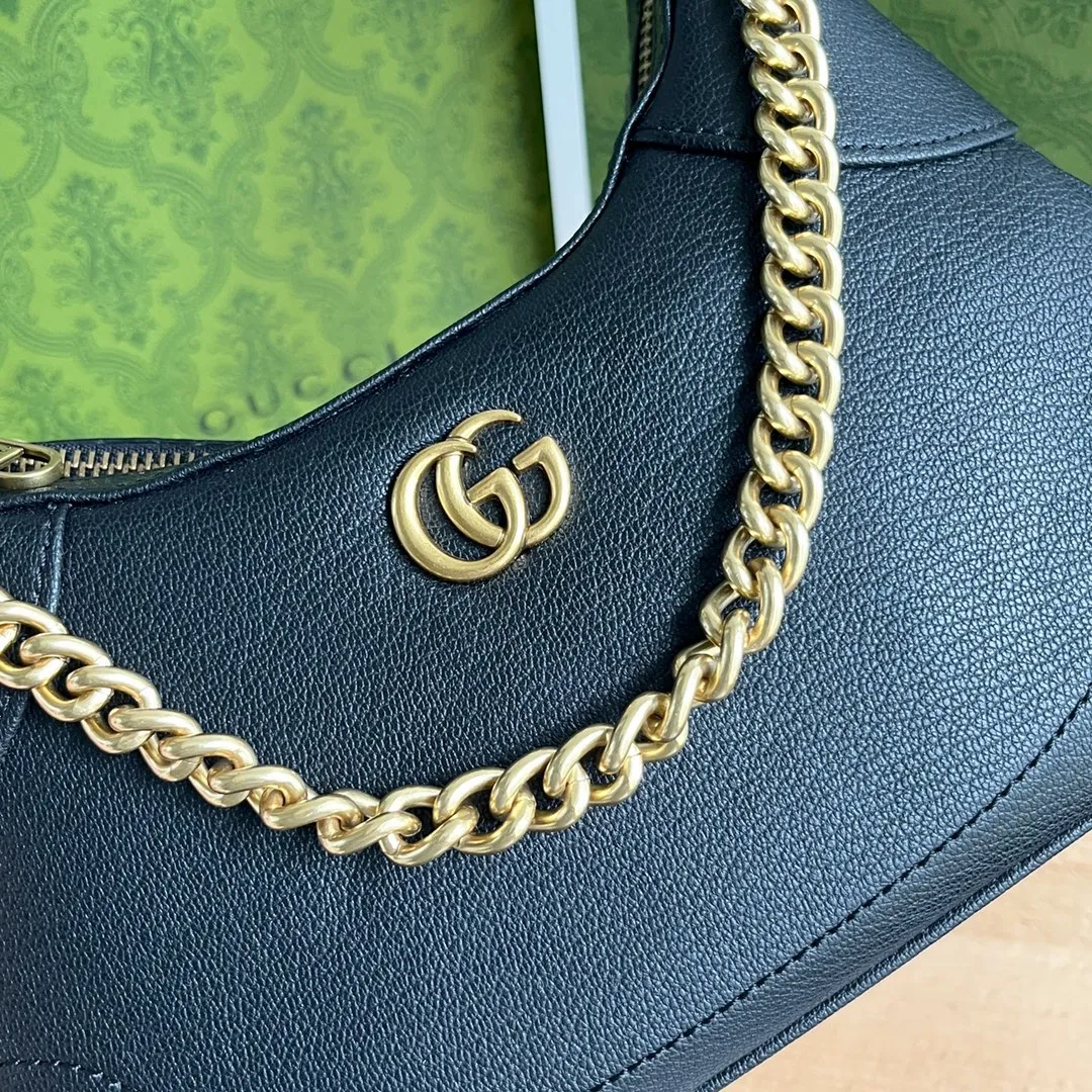 Actual shot #💰300 Style number: 731817 black Size: 25✖️19✖️7cm Gucci’s new hobo crescent bag is here. There are 3 shoulder straps in total. It can be carried on one shoulder, crossbody, or under the arm. The solid color is super easy to match. The whole atmosphere is full