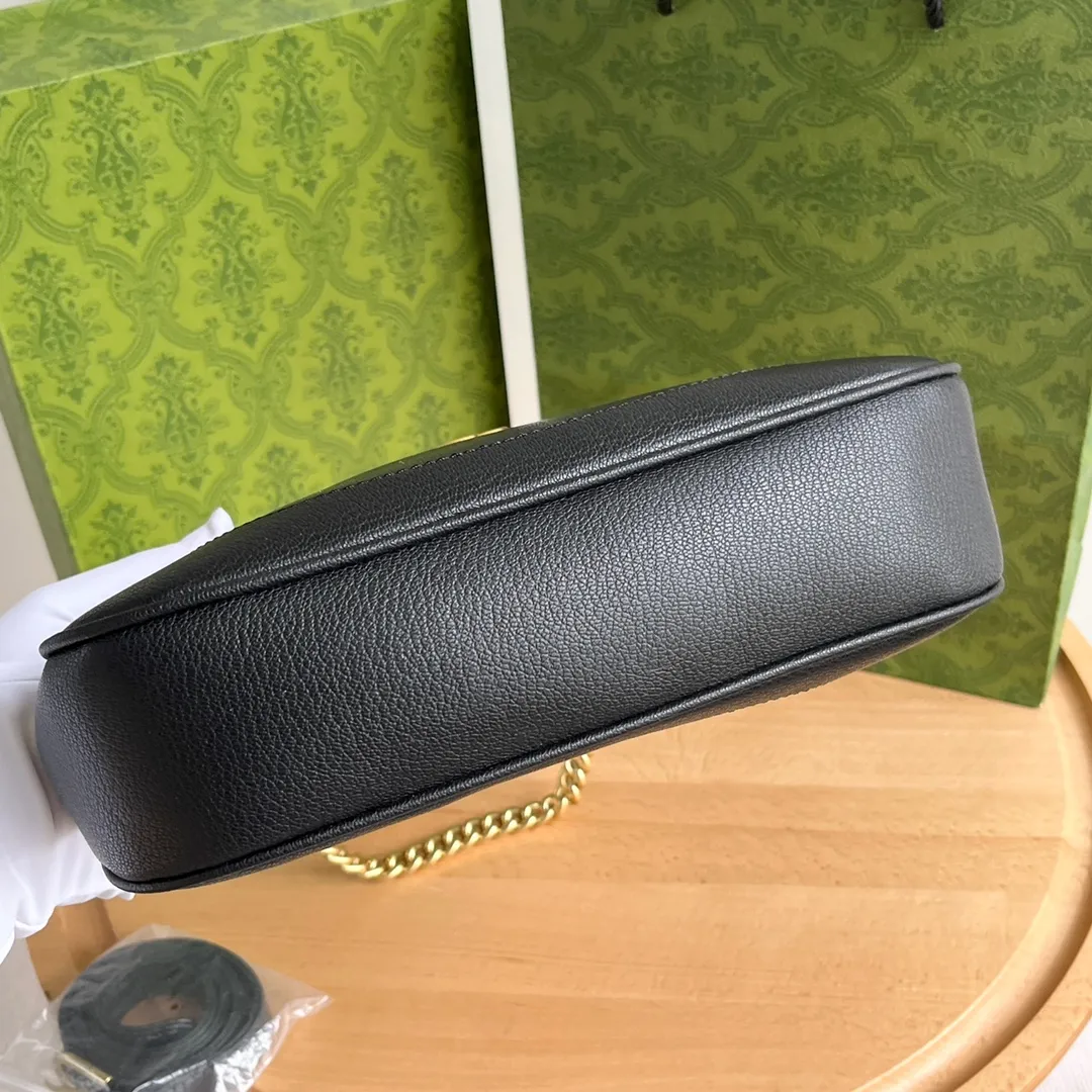 Actual shot #💰300 Style number: 731817 black Size: 25✖️19✖️7cm Gucci’s new hobo crescent bag is here. There are 3 shoulder straps in total. It can be carried on one shoulder, crossbody, or under the arm. The solid color is super easy to match. The whole atmosphere is full