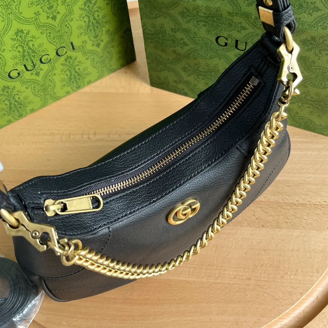 Actual shot #💰300 Style number: 731817 black Size: 25✖️19✖️7cm Gucci’s new hobo crescent bag is here. There are 3 shoulder straps in total. It can be carried on one shoulder, crossbody, or under the arm. The solid color is super easy to match. The whole atmosphere is full