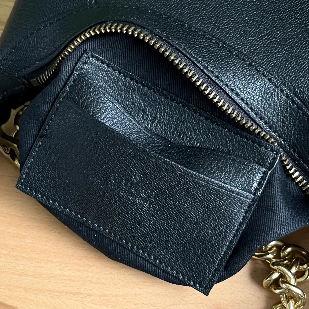 Actual shot #💰300 Style number: 731817 black Size: 25✖️19✖️7cm Gucci’s new hobo crescent bag is here. There are 3 shoulder straps in total. It can be carried on one shoulder, crossbody, or under the arm. The solid color is super easy to match. The whole atmosphere is full