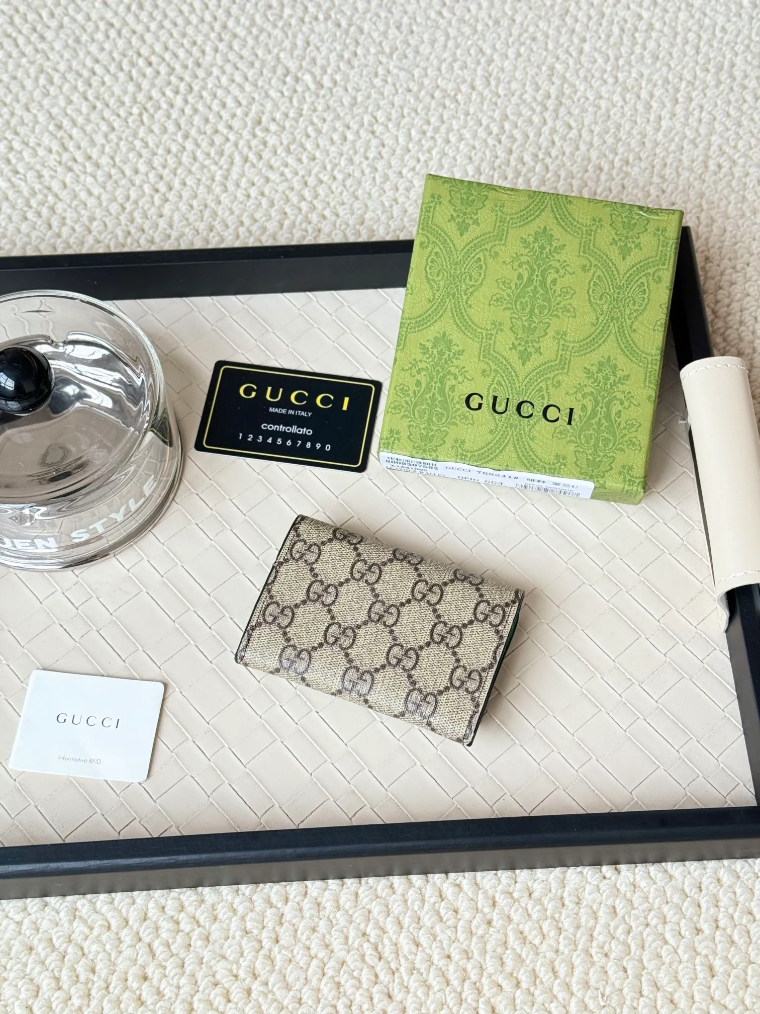 💰120 Gucci multi-functional card holder, lined with brightly colored lining, and the design of the coin bag is more practical. No.: 768241 Dimensions: 10.5x 7.0x 2.0 cm Small and exquisitely designed card holder, perfect for handbags or briefcases, both practical and beautiful!