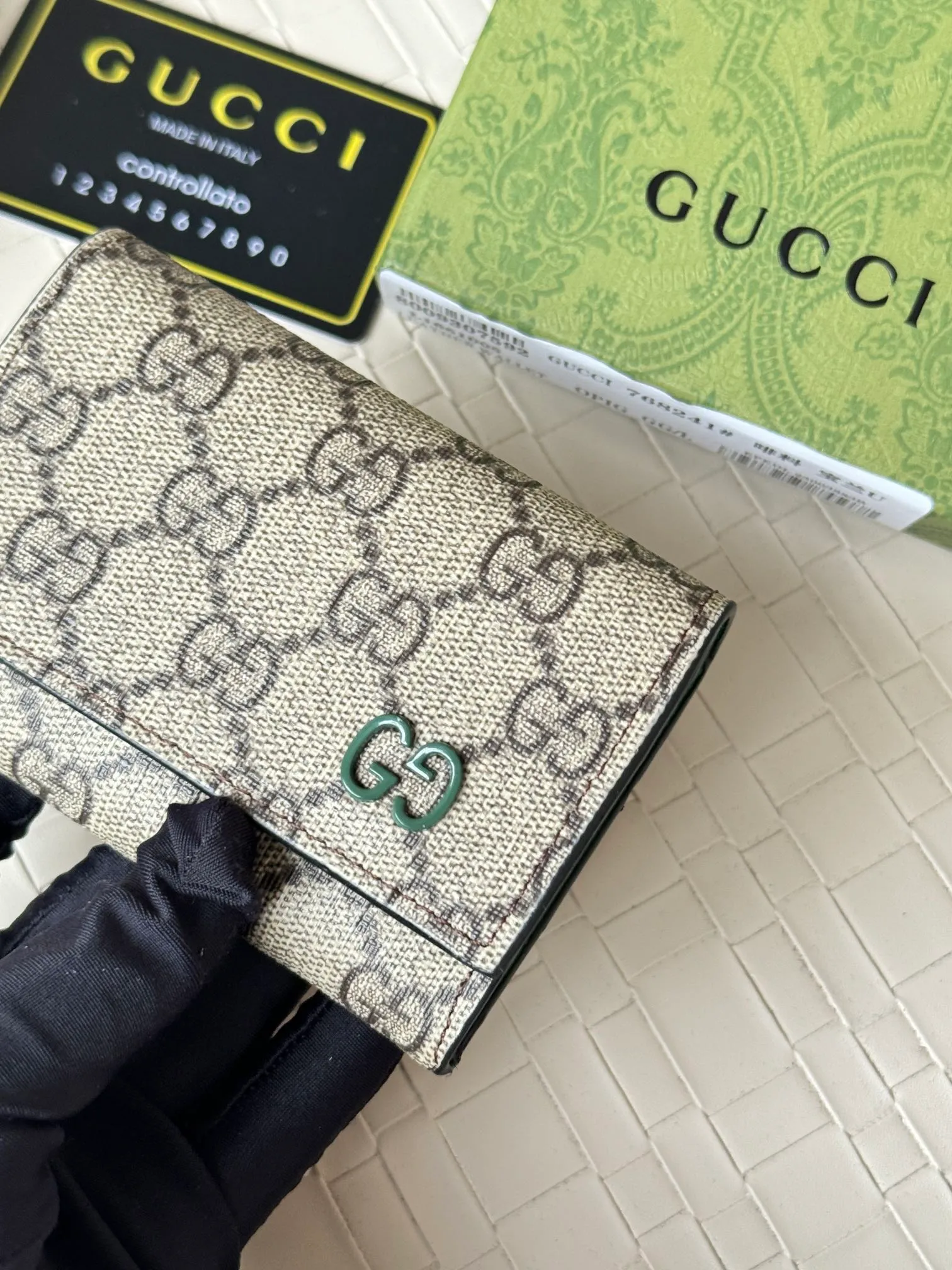 💰120 Gucci multi-functional card holder, lined with brightly colored lining, and the design of the coin bag is more practical. No.: 768241 Dimensions: 10.5x 7.0x 2.0 cm Small and exquisitely designed card holder, perfect for handbags or briefcases, both practical and beautiful!