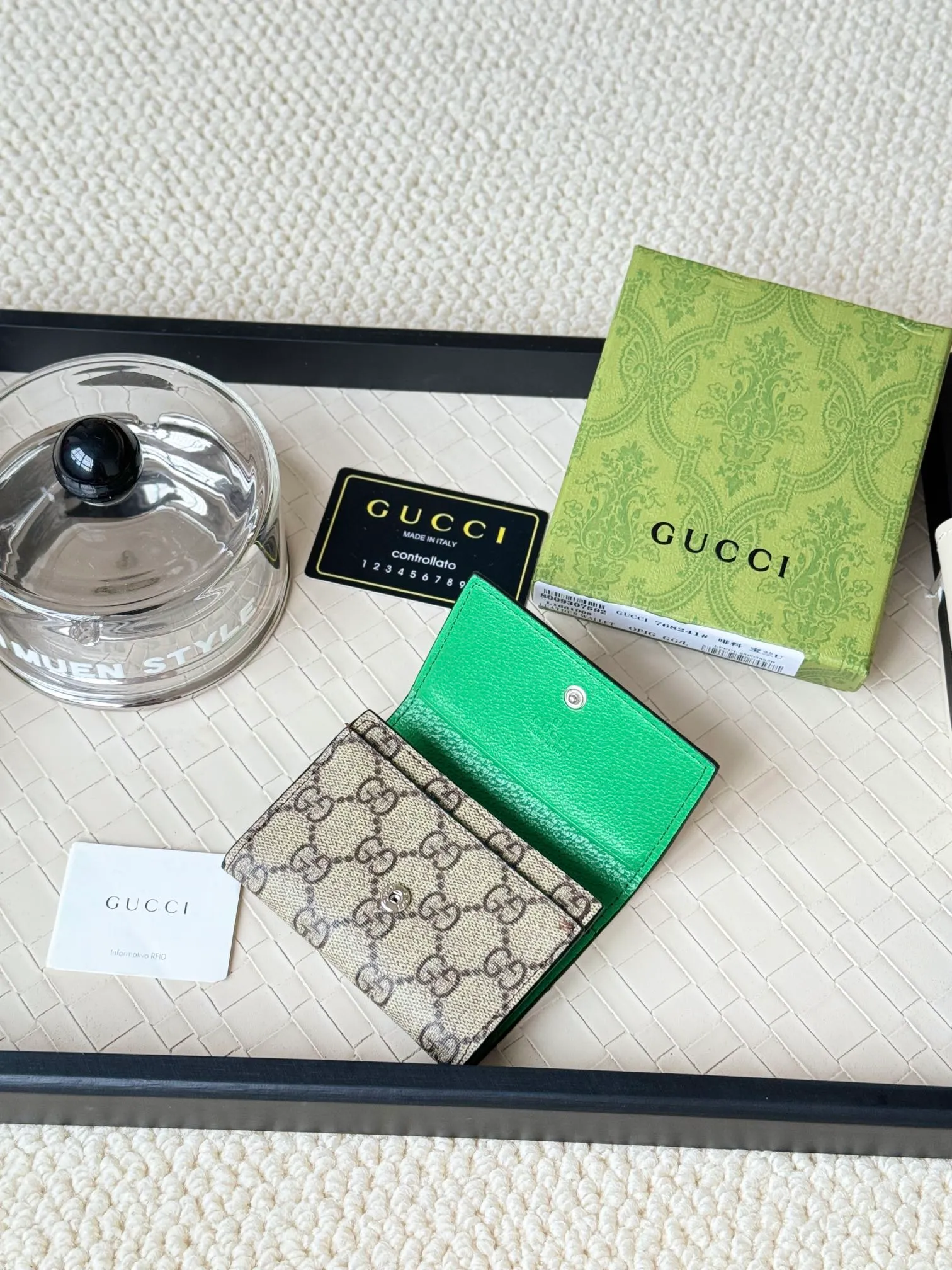 💰120 Gucci multi-functional card holder, lined with brightly colored lining, and the design of the coin bag is more practical. No.: 768241 Dimensions: 10.5x 7.0x 2.0 cm Small and exquisitely designed card holder, perfect for handbags or briefcases, both practical and beautiful!