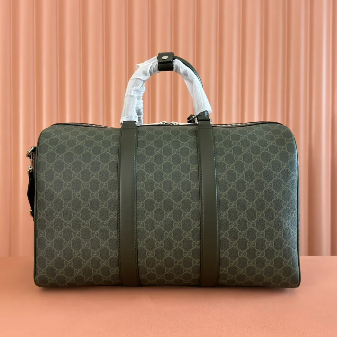 p1480. 💋💋💋"With full set of original counter gift packaging" [New Product] The 2025 autumn and winter series uses GG letter pattern coated fabric to reinterpret one of the brand's iconic patterns. This medium travel bag is crafted from innovative fabrics and finished with tonal leather trim for added style. Forest green GG monogram coated fabric Green leather trim Removable leather ID tag and keychain Top handle (10.5cm high) Removable canvas shoulder strap (54cm high) Zip closure Ident No.: 792074. Dimensions: 45cm (width) x 30cm (height) x 24.5cm (depth) Weight: approx. 2.1kg Color: green glue/PVC. Made in Italy