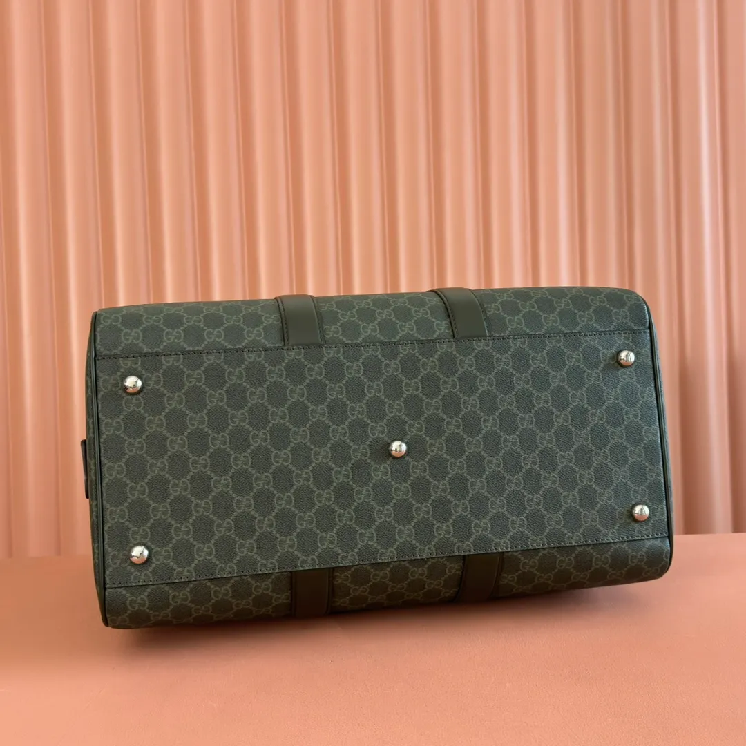 p1480. 💋💋💋"With full set of original counter gift packaging" [New Product] The 2025 autumn and winter series uses GG letter pattern coated fabric to reinterpret one of the brand's iconic patterns. This medium travel bag is crafted from innovative fabrics and finished with tonal leather trim for added style. Forest green GG monogram coated fabric Green leather trim Removable leather ID tag and keychain Top handle (10.5cm high) Removable canvas shoulder strap (54cm high) Zip closure Ident No.: 792074. Dimensions: 45cm (width) x 30cm (height) x 24.5cm (depth) Weight: approx. 2.1kg Color: green glue/PVC. Made in Italy