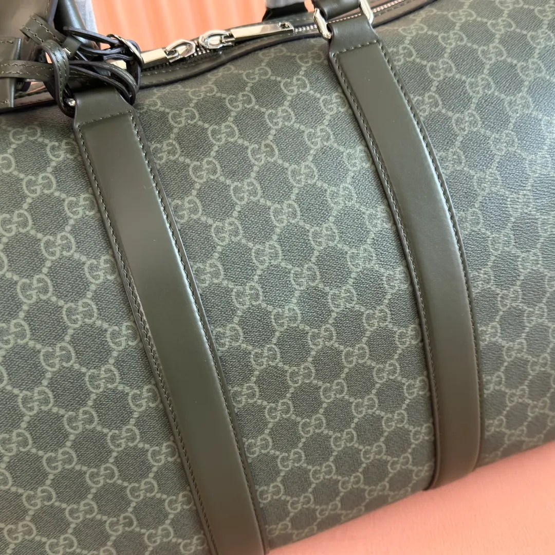 p1480. 💋💋💋"With full set of original counter gift packaging" [New Product] The 2025 autumn and winter series uses GG letter pattern coated fabric to reinterpret one of the brand's iconic patterns. This medium travel bag is crafted from innovative fabrics and finished with tonal leather trim for added style. Forest green GG monogram coated fabric Green leather trim Removable leather ID tag and keychain Top handle (10.5cm high) Removable canvas shoulder strap (54cm high) Zip closure Ident No.: 792074. Dimensions: 45cm (width) x 30cm (height) x 24.5cm (depth) Weight: approx. 2.1kg Color: green glue/PVC. Made in Italy