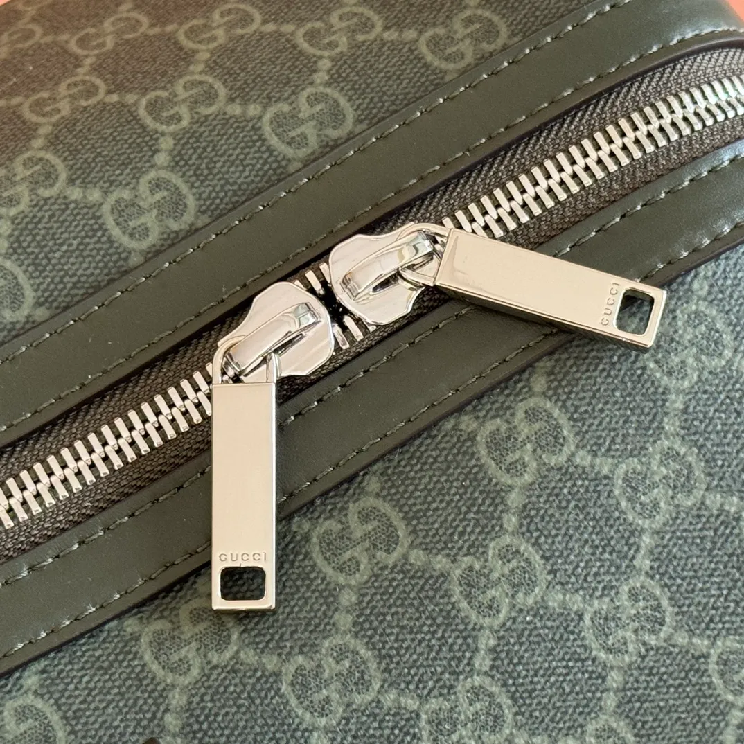 p1480. 💋💋💋"With full set of original counter gift packaging" [New Product] The 2025 autumn and winter series uses GG letter pattern coated fabric to reinterpret one of the brand's iconic patterns. This medium travel bag is crafted from innovative fabrics and finished with tonal leather trim for added style. Forest green GG monogram coated fabric Green leather trim Removable leather ID tag and keychain Top handle (10.5cm high) Removable canvas shoulder strap (54cm high) Zip closure Ident No.: 792074. Dimensions: 45cm (width) x 30cm (height) x 24.5cm (depth) Weight: approx. 2.1kg Color: green glue/PVC. Made in Italy