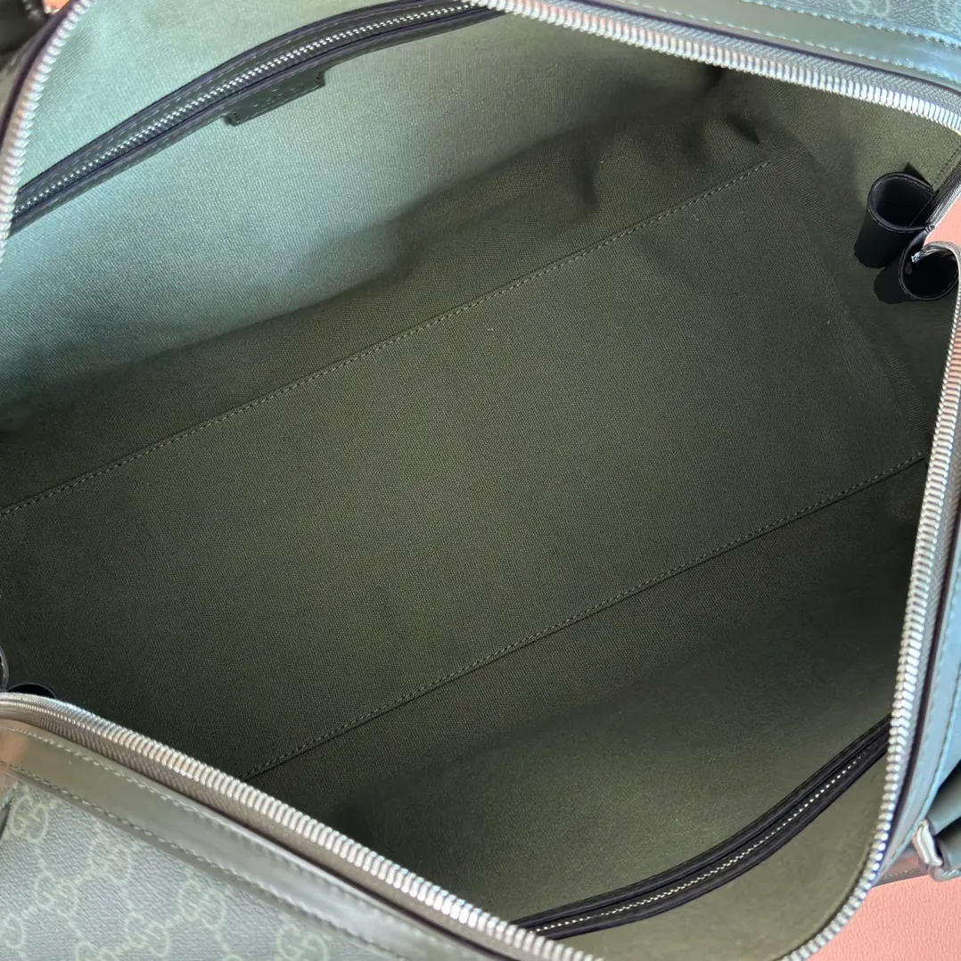 p1480. 💋💋💋"With full set of original counter gift packaging" [New Product] The 2025 autumn and winter series uses GG letter pattern coated fabric to reinterpret one of the brand's iconic patterns. This medium travel bag is crafted from innovative fabrics and finished with tonal leather trim for added style. Forest green GG monogram coated fabric Green leather trim Removable leather ID tag and keychain Top handle (10.5cm high) Removable canvas shoulder strap (54cm high) Zip closure Ident No.: 792074. Dimensions: 45cm (width) x 30cm (height) x 24.5cm (depth) Weight: approx. 2.1kg Color: green glue/PVC. Made in Italy