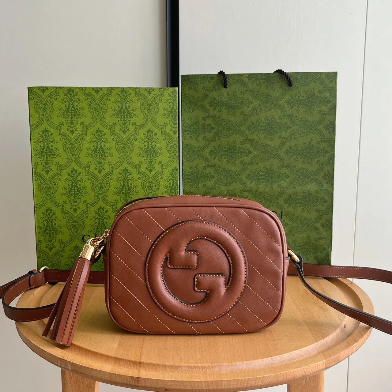 Actual shot 💰260 𝐆𝐮𝐜𝐜𝐢 𝐁𝐥𝐨𝐧𝐝𝐢𝐞Camera bag Model: 742360 first-layer cowhide Size: 21*15.5*5.5cm The new upgraded style is more attractive! The capacity is adequate ~ the shoulder straps are adjustable