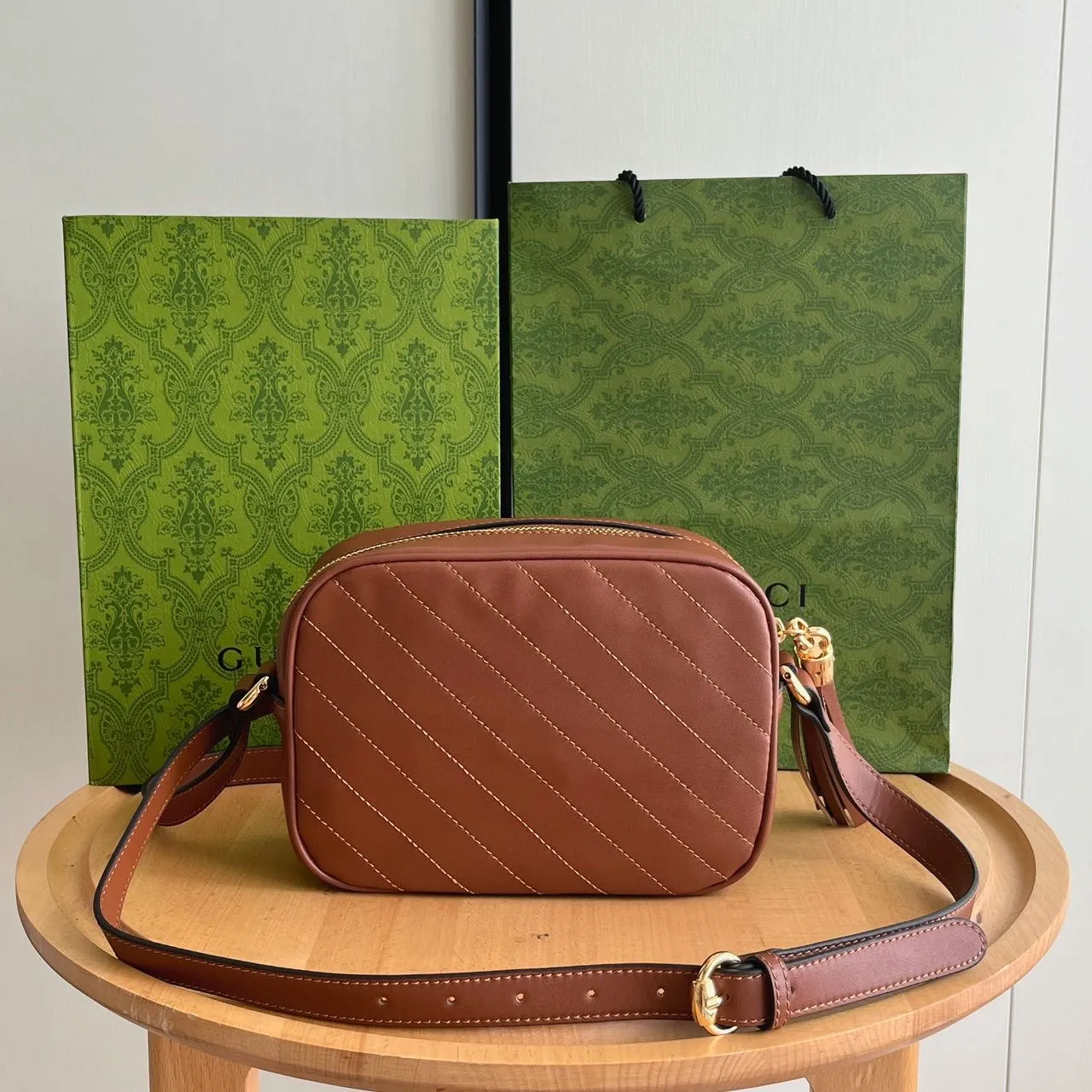 Actual shot 💰260 𝐆𝐮𝐜𝐜𝐢 𝐁𝐥𝐨𝐧𝐝𝐢𝐞Camera bag Model: 742360 first-layer cowhide Size: 21*15.5*5.5cm The new upgraded style is more attractive! The capacity is adequate ~ the shoulder straps are adjustable