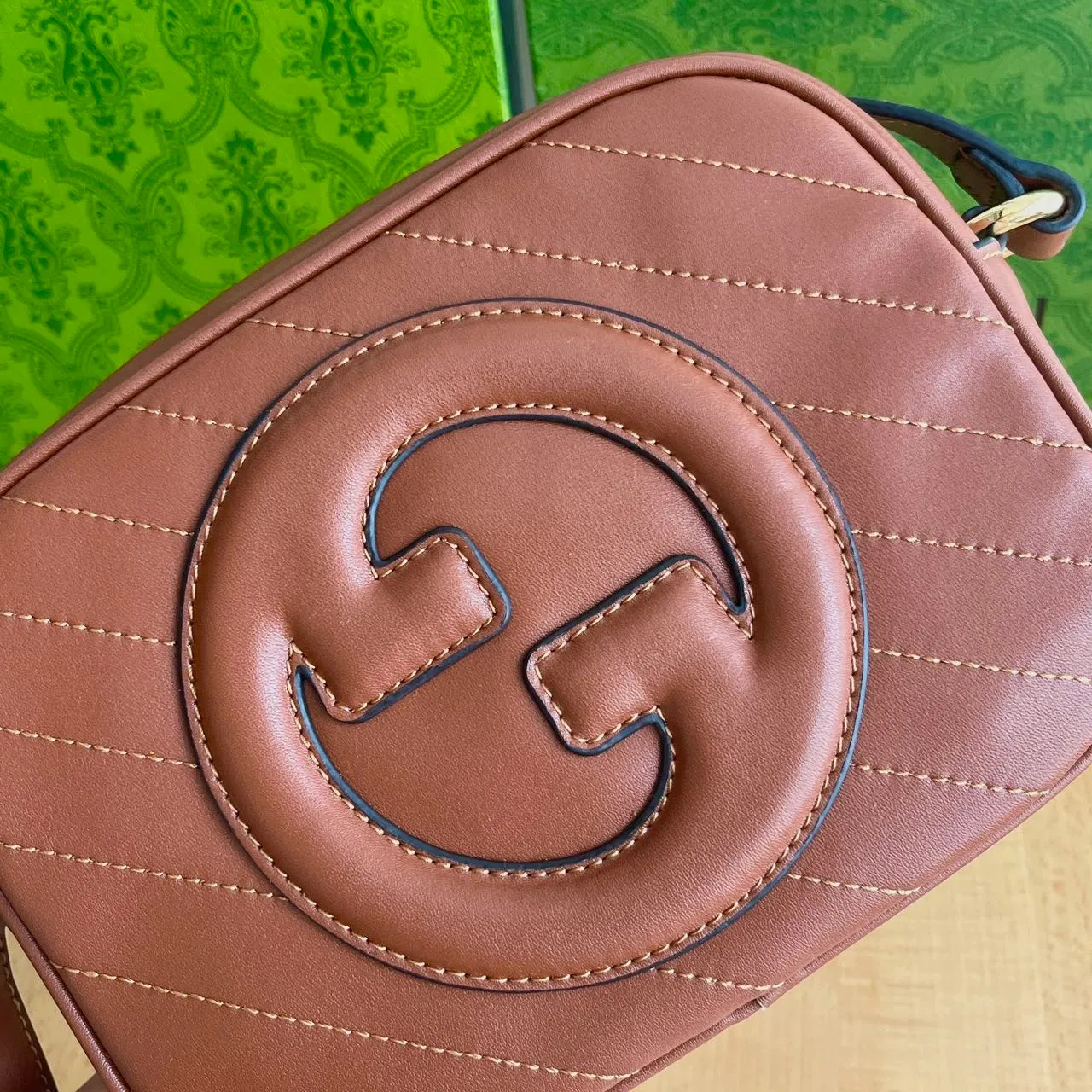 Actual shot 💰260 𝐆𝐮𝐜𝐜𝐢 𝐁𝐥𝐨𝐧𝐝𝐢𝐞Camera bag Model: 742360 first-layer cowhide Size: 21*15.5*5.5cm The new upgraded style is more attractive! The capacity is adequate ~ the shoulder straps are adjustable