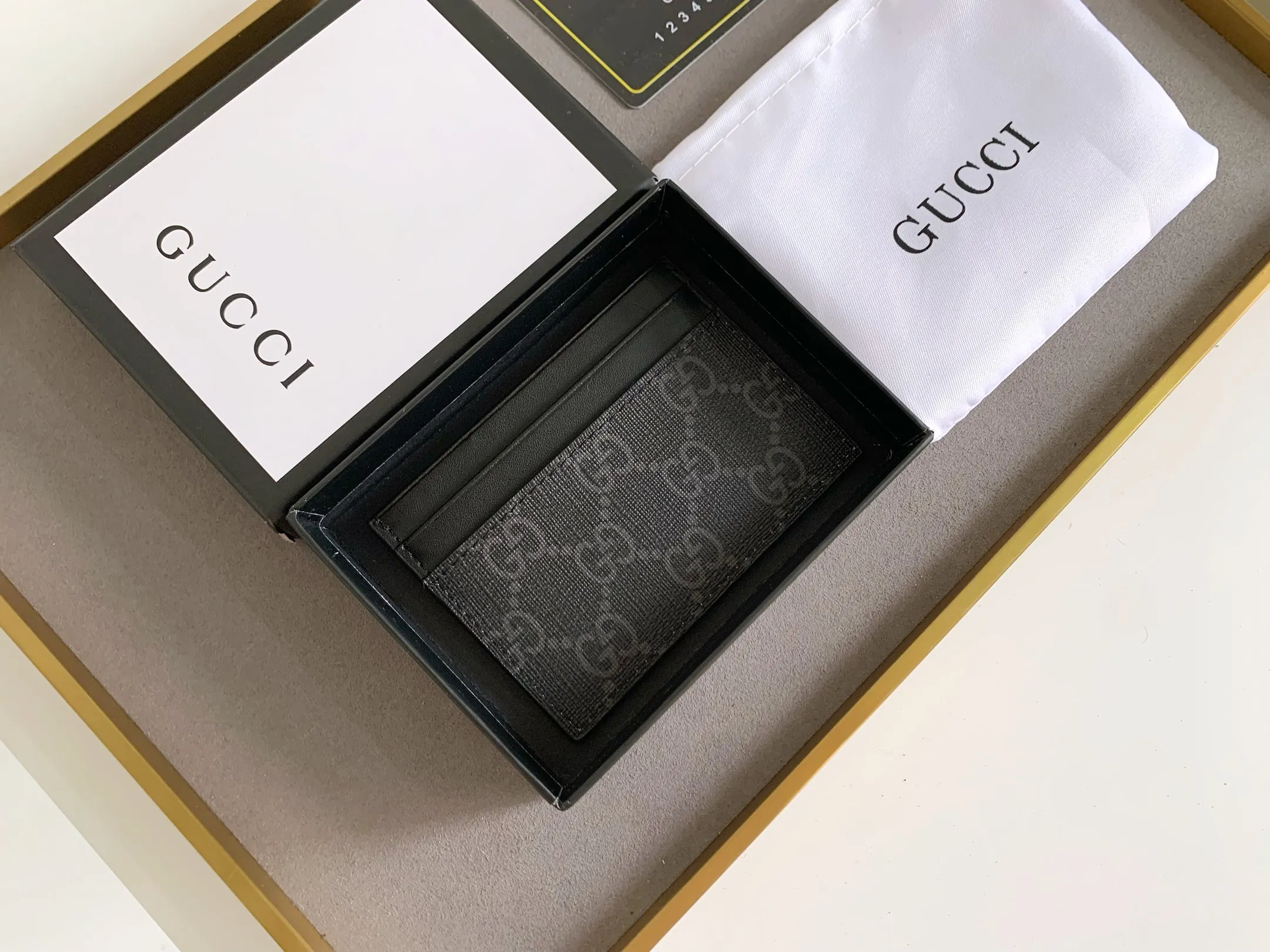 💰90 💎 (Bee pattern) Top original quality, GUCCI classic popular printed card holder, exclusive background, real shot. The card holder is made of GG Supreme high-grade man-made canvas with exquisite patterns💯! Style number: 451277 Size: 10x7.5cm