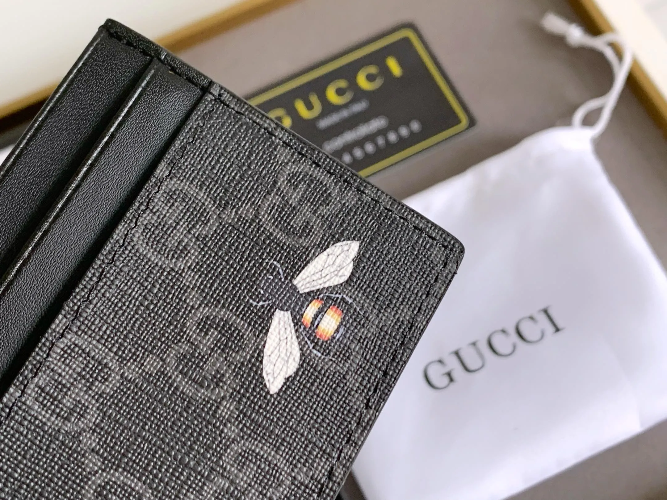 💰90 💎 (Bee pattern) Top original quality, GUCCI classic popular printed card holder, exclusive background, real shot. The card holder is made of GG Supreme high-grade man-made canvas with exquisite patterns💯! Style number: 451277 Size: 10x7.5cm