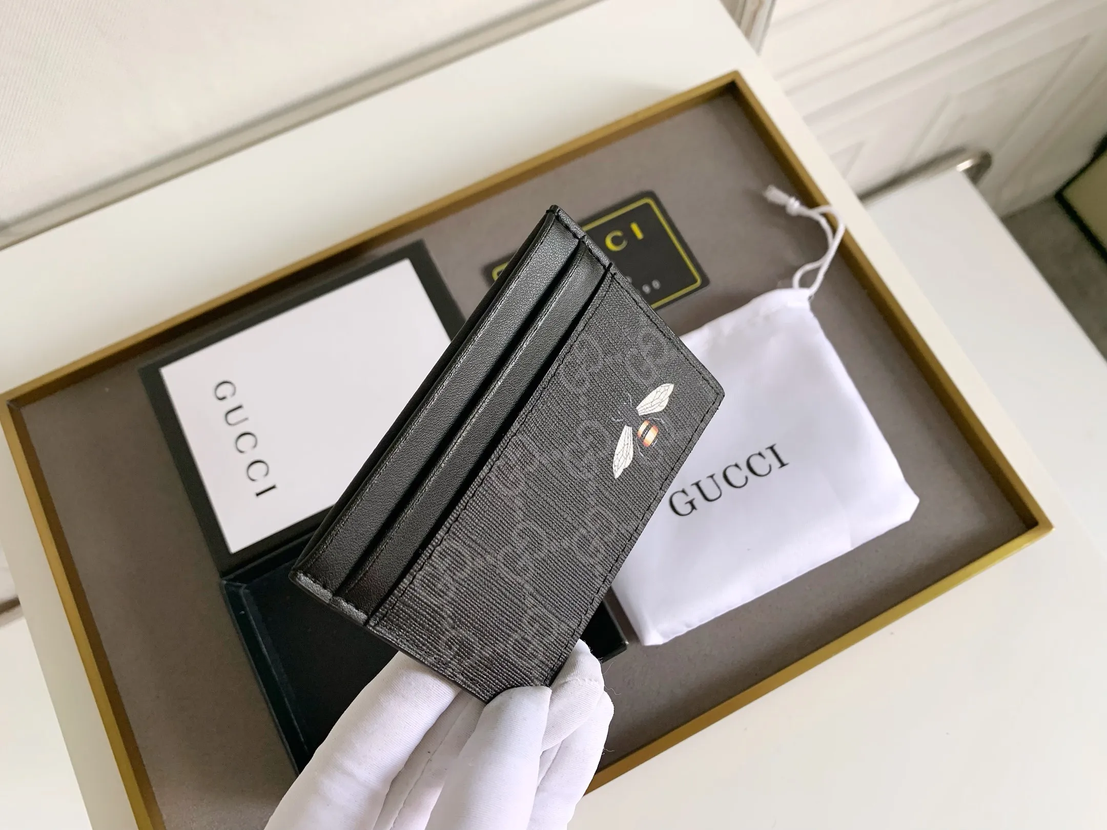 💰90 💎 (Bee pattern) Top original quality, GUCCI classic popular printed card holder, exclusive background, real shot. The card holder is made of GG Supreme high-grade man-made canvas with exquisite patterns💯! Style number: 451277 Size: 10x7.5cm