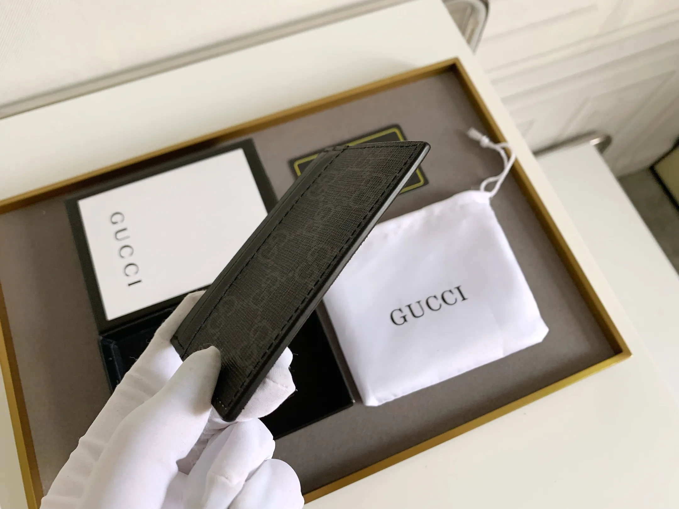 💰90 💎 (Bee pattern) Top original quality, GUCCI classic popular printed card holder, exclusive background, real shot. The card holder is made of GG Supreme high-grade man-made canvas with exquisite patterns💯! Style number: 451277 Size: 10x7.5cm