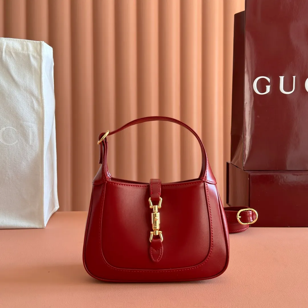 p1080. 📣📣📣 [Original leather accessories 🌈Full set of counter packaging]🔥🔥The classic Jackie 1961 series handbags have been reinterpreted in the 2020 autumn and winter series and launched into exquisite and compact mini designs. Jackie first appeared in 1961 and became a symbol of celebrity lifestyle in the 1960s and 1970s. She was often called "The Jackie" because she often appeared with the idol of the era Jackie Kennedy. This highly recognizable handbag returns to the forefront of fashion this season. It is made of GG Supreme canvas and equipped with an additional detachable shoulder strap. The second shoulder strap can be fastened to the bag with a buckle, adding a modern touch to the archive design, creating a variety of carrying options such as hand-held, shoulder or cross-body. Model: 637092 Size 19.13.3
