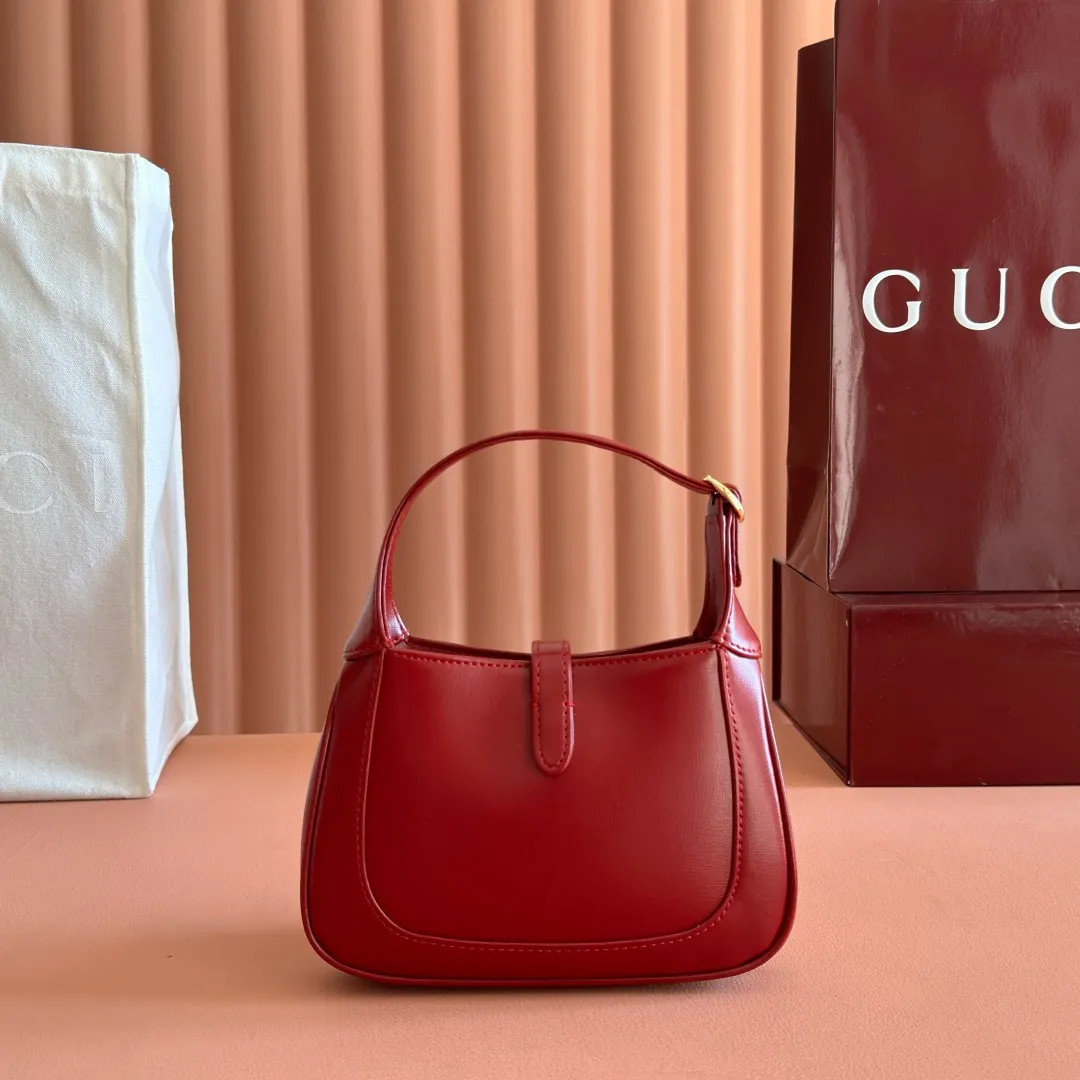 p1080. 📣📣📣 [Original leather accessories 🌈Full set of counter packaging]🔥🔥The classic Jackie 1961 series handbags have been reinterpreted in the 2020 autumn and winter series and launched into exquisite and compact mini designs. Jackie first appeared in 1961 and became a symbol of celebrity lifestyle in the 1960s and 1970s. She was often called "The Jackie" because she often appeared with the idol of the era Jackie Kennedy. This highly recognizable handbag returns to the forefront of fashion this season. It is made of GG Supreme canvas and equipped with an additional detachable shoulder strap. The second shoulder strap can be fastened to the bag with a buckle, adding a modern touch to the archive design, creating a variety of carrying options such as hand-held, shoulder or cross-body. Model: 637092 Size 19.13.3