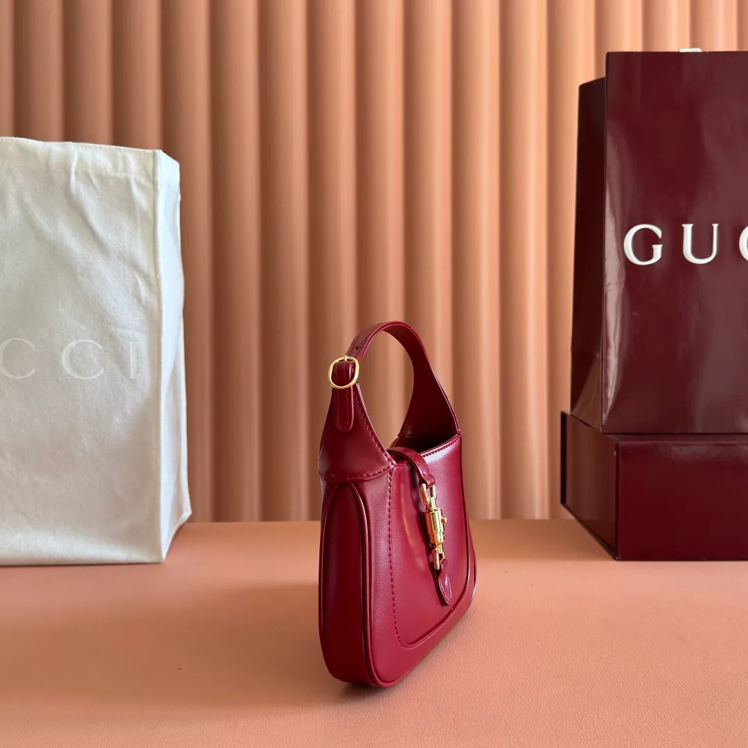 p1080. 📣📣📣 [Original leather accessories 🌈Full set of counter packaging]🔥🔥The classic Jackie 1961 series handbags have been reinterpreted in the 2020 autumn and winter series and launched into exquisite and compact mini designs. Jackie first appeared in 1961 and became a symbol of celebrity lifestyle in the 1960s and 1970s. She was often called "The Jackie" because she often appeared with the idol of the era Jackie Kennedy. This highly recognizable handbag returns to the forefront of fashion this season. It is made of GG Supreme canvas and equipped with an additional detachable shoulder strap. The second shoulder strap can be fastened to the bag with a buckle, adding a modern touch to the archive design, creating a variety of carrying options such as hand-held, shoulder or cross-body. Model: 637092 Size 19.13.3