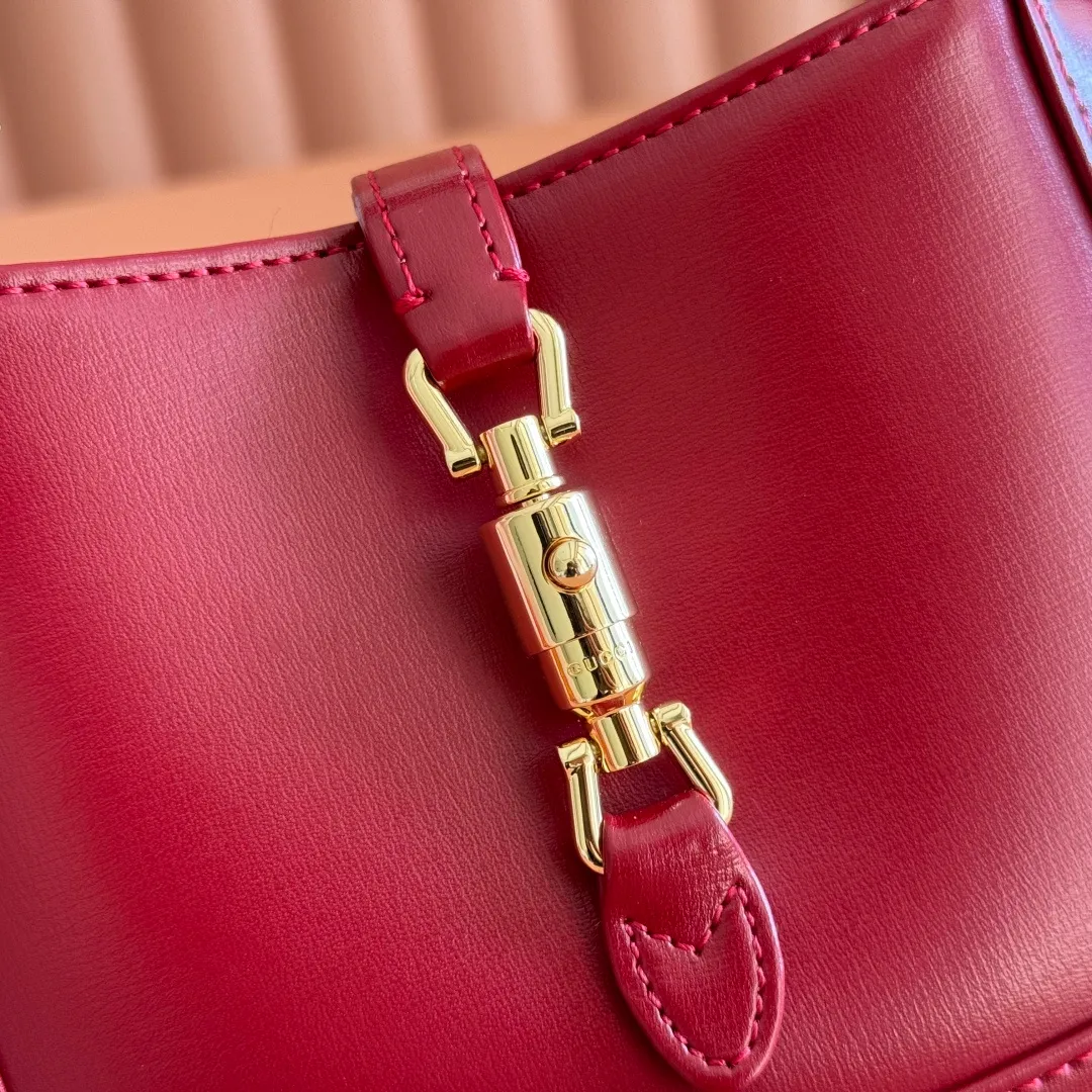 p1080. 📣📣📣 [Original leather accessories 🌈Full set of counter packaging]🔥🔥The classic Jackie 1961 series handbags have been reinterpreted in the 2020 autumn and winter series and launched into exquisite and compact mini designs. Jackie first appeared in 1961 and became a symbol of celebrity lifestyle in the 1960s and 1970s. She was often called "The Jackie" because she often appeared with the idol of the era Jackie Kennedy. This highly recognizable handbag returns to the forefront of fashion this season. It is made of GG Supreme canvas and equipped with an additional detachable shoulder strap. The second shoulder strap can be fastened to the bag with a buckle, adding a modern touch to the archive design, creating a variety of carrying options such as hand-held, shoulder or cross-body. Model: 637092 Size 19.13.3