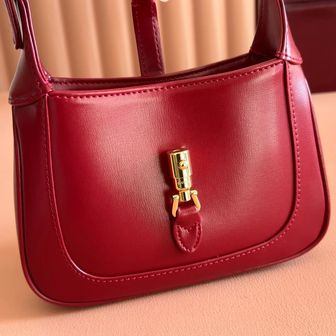 p1080. 📣📣📣 [Original leather accessories 🌈Full set of counter packaging]🔥🔥The classic Jackie 1961 series handbags have been reinterpreted in the 2020 autumn and winter series and launched into exquisite and compact mini designs. Jackie first appeared in 1961 and became a symbol of celebrity lifestyle in the 1960s and 1970s. She was often called "The Jackie" because she often appeared with the idol of the era Jackie Kennedy. This highly recognizable handbag returns to the forefront of fashion this season. It is made of GG Supreme canvas and equipped with an additional detachable shoulder strap. The second shoulder strap can be fastened to the bag with a buckle, adding a modern touch to the archive design, creating a variety of carrying options such as hand-held, shoulder or cross-body. Model: 637092 Size 19.13.3