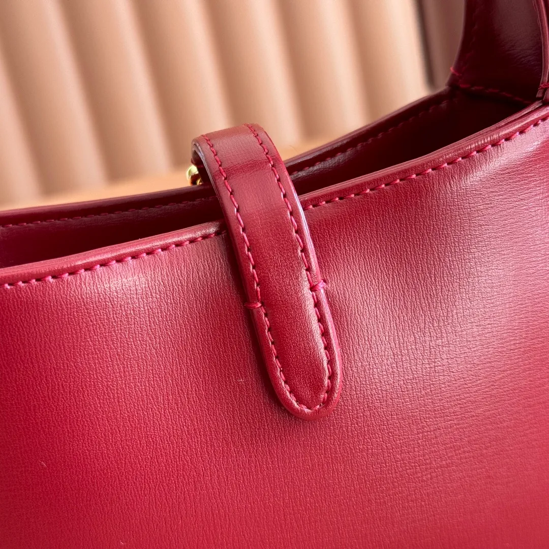 p1080. 📣📣📣 [Original leather accessories 🌈Full set of counter packaging]🔥🔥The classic Jackie 1961 series handbags have been reinterpreted in the 2020 autumn and winter series and launched into exquisite and compact mini designs. Jackie first appeared in 1961 and became a symbol of celebrity lifestyle in the 1960s and 1970s. She was often called "The Jackie" because she often appeared with the idol of the era Jackie Kennedy. This highly recognizable handbag returns to the forefront of fashion this season. It is made of GG Supreme canvas and equipped with an additional detachable shoulder strap. The second shoulder strap can be fastened to the bag with a buckle, adding a modern touch to the archive design, creating a variety of carrying options such as hand-held, shoulder or cross-body. Model: 637092 Size 19.13.3