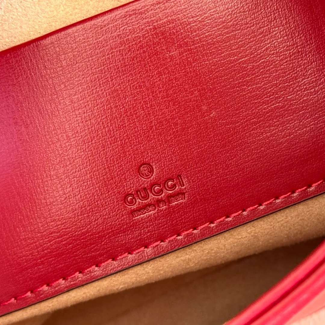 p1080. 📣📣📣 [Original leather accessories 🌈Full set of counter packaging]🔥🔥The classic Jackie 1961 series handbags have been reinterpreted in the 2020 autumn and winter series and launched into exquisite and compact mini designs. Jackie first appeared in 1961 and became a symbol of celebrity lifestyle in the 1960s and 1970s. She was often called "The Jackie" because she often appeared with the idol of the era Jackie Kennedy. This highly recognizable handbag returns to the forefront of fashion this season. It is made of GG Supreme canvas and equipped with an additional detachable shoulder strap. The second shoulder strap can be fastened to the bag with a buckle, adding a modern touch to the archive design, creating a variety of carrying options such as hand-held, shoulder or cross-body. Model: 637092 Size 19.13.3