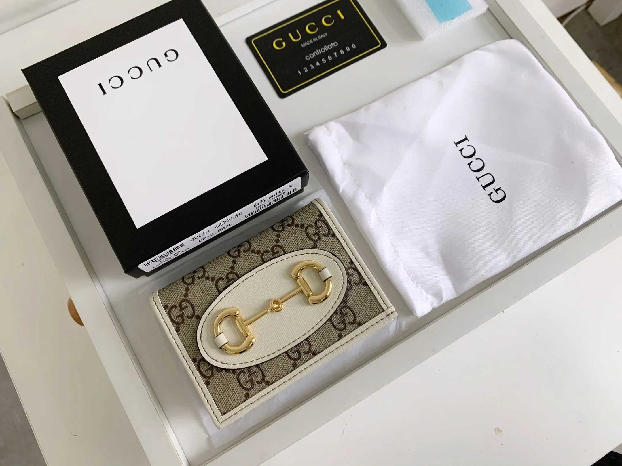 💰140 💎Top original version In the 2020 spring and summer series, the Gucci 1955 horsebit card holder made of GG Supreme high-grade artificial canvas and brown leather is newly launched. This series adopts the same double-ring and long strip design as the handbags. This detail is inspired by the brand’s equestrian roots. It is one of Gucci’s classic heritage and one of the brand’s most representative symbolic elements. Model: 621887. Size: 11.5x8.5x3.