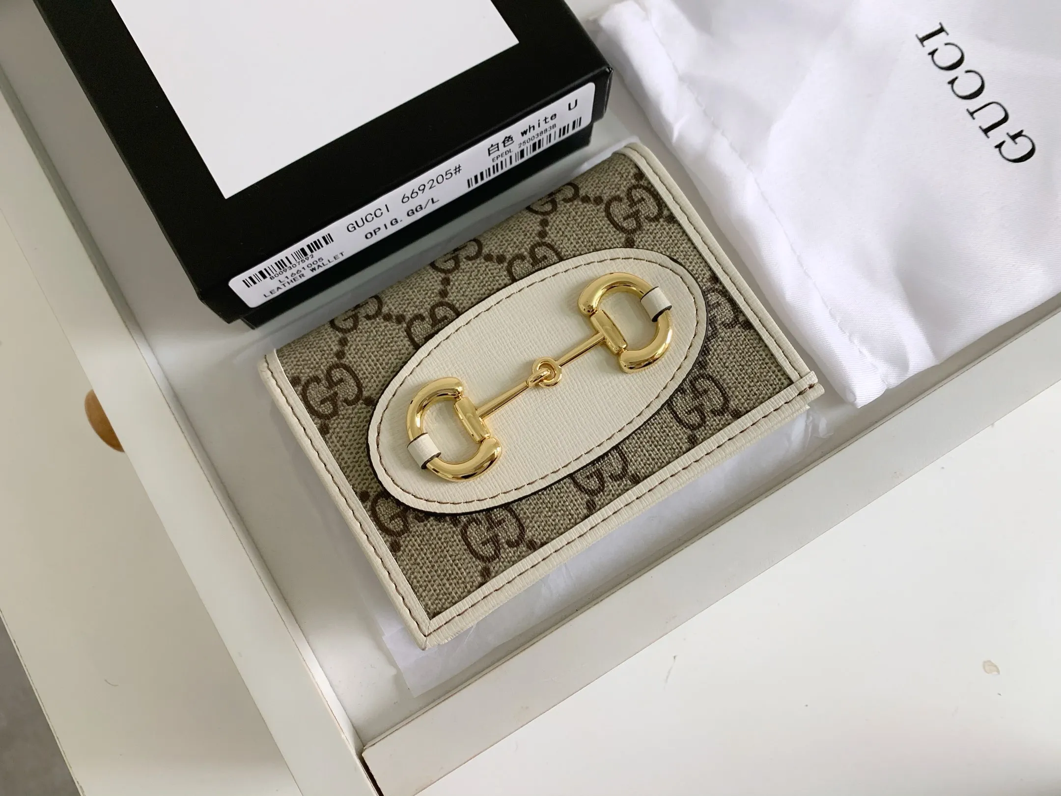💰140 💎Top original version In the 2020 spring and summer series, the Gucci 1955 horsebit card holder made of GG Supreme high-grade artificial canvas and brown leather is newly launched. This series adopts the same double-ring and long strip design as the handbags. This detail is inspired by the brand’s equestrian roots. It is one of Gucci’s classic heritage and one of the brand’s most representative symbolic elements. Model: 621887. Size: 11.5x8.5x3.