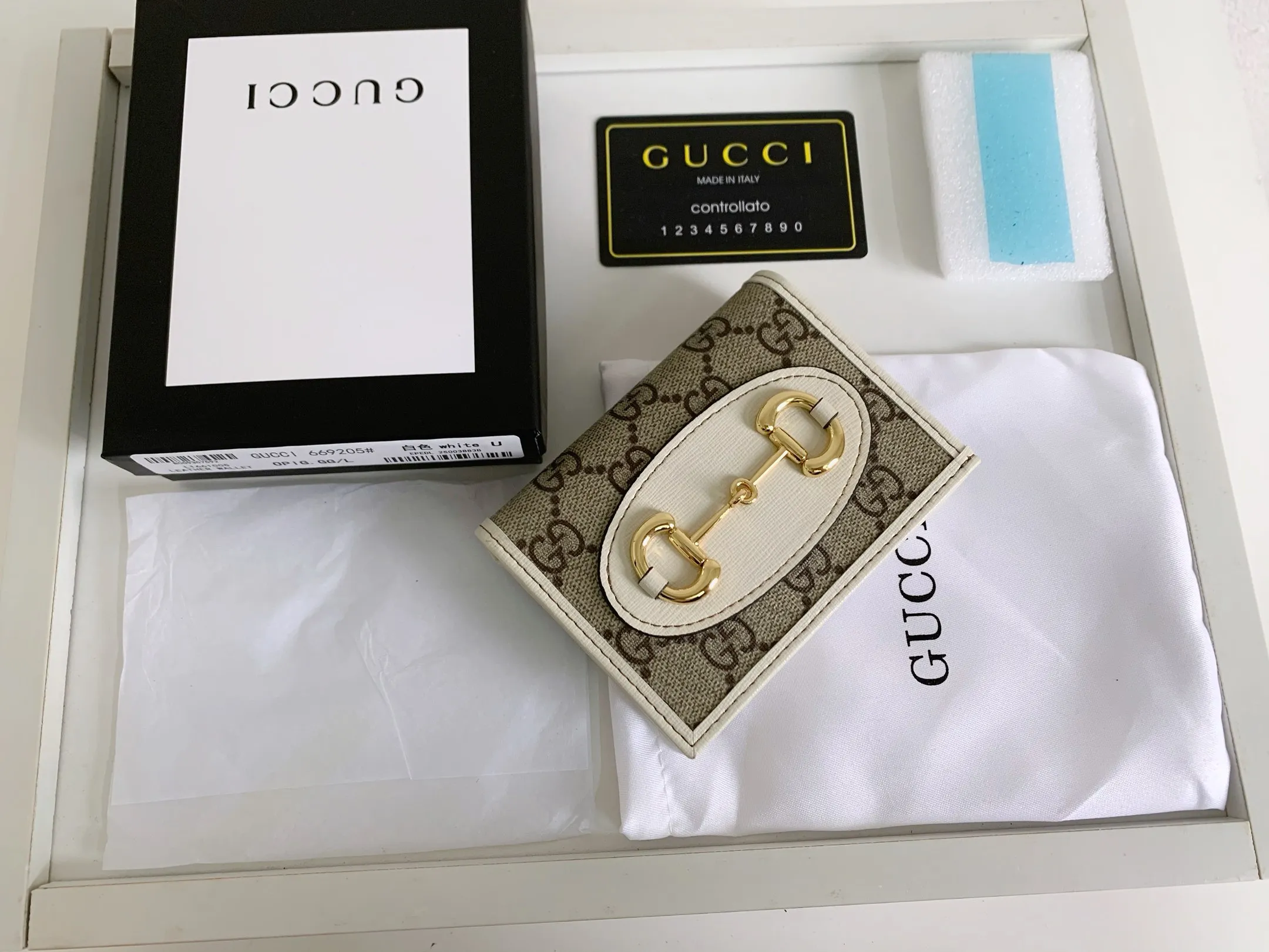 💰140 💎Top original version In the 2020 spring and summer series, the Gucci 1955 horsebit card holder made of GG Supreme high-grade artificial canvas and brown leather is newly launched. This series adopts the same double-ring and long strip design as the handbags. This detail is inspired by the brand’s equestrian roots. It is one of Gucci’s classic heritage and one of the brand’s most representative symbolic elements. Model: 621887. Size: 11.5x8.5x3.