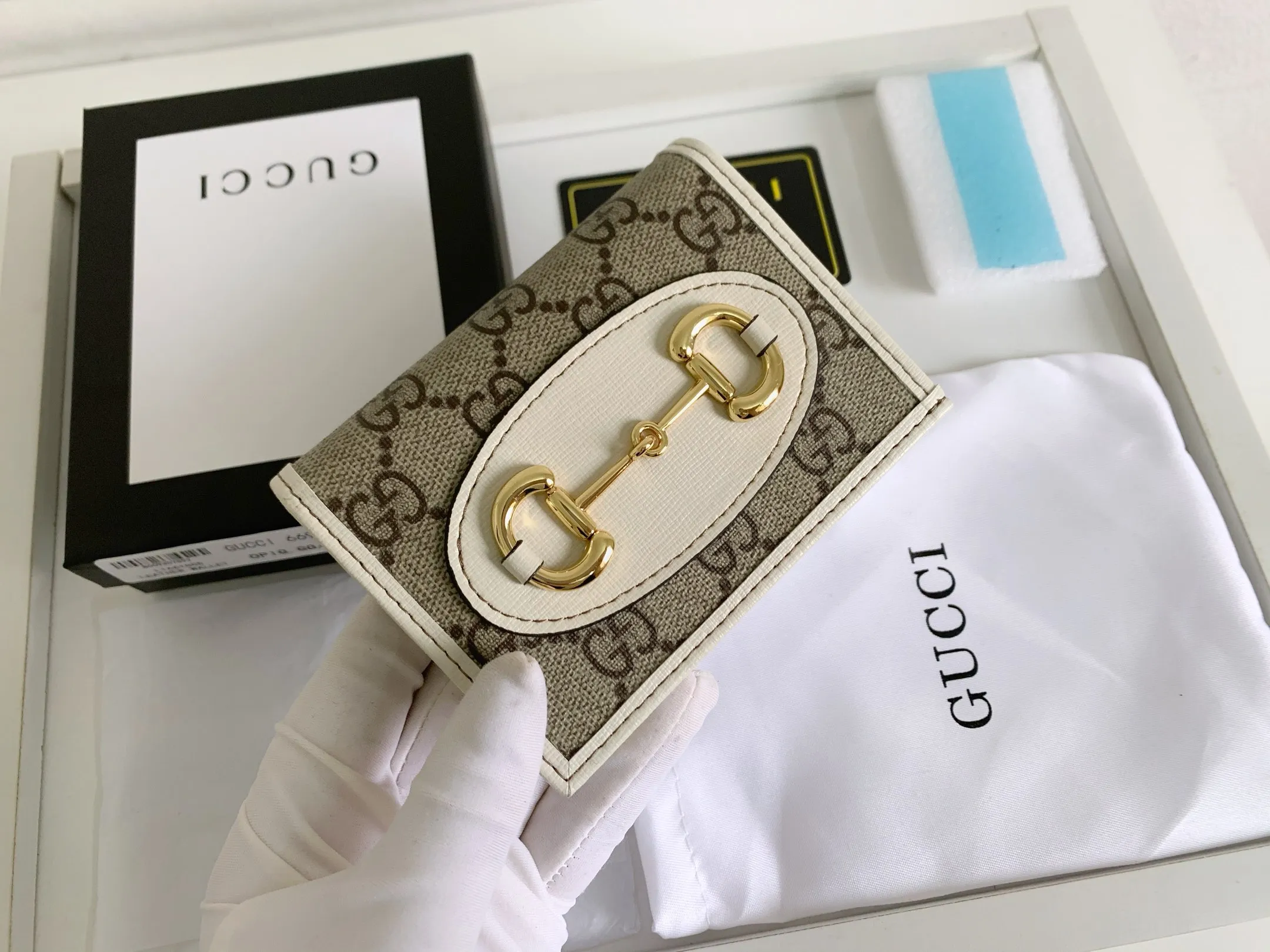💰140 💎Top original version In the 2020 spring and summer series, the Gucci 1955 horsebit card holder made of GG Supreme high-grade artificial canvas and brown leather is newly launched. This series adopts the same double-ring and long strip design as the handbags. This detail is inspired by the brand’s equestrian roots. It is one of Gucci’s classic heritage and one of the brand’s most representative symbolic elements. Model: 621887. Size: 11.5x8.5x3.