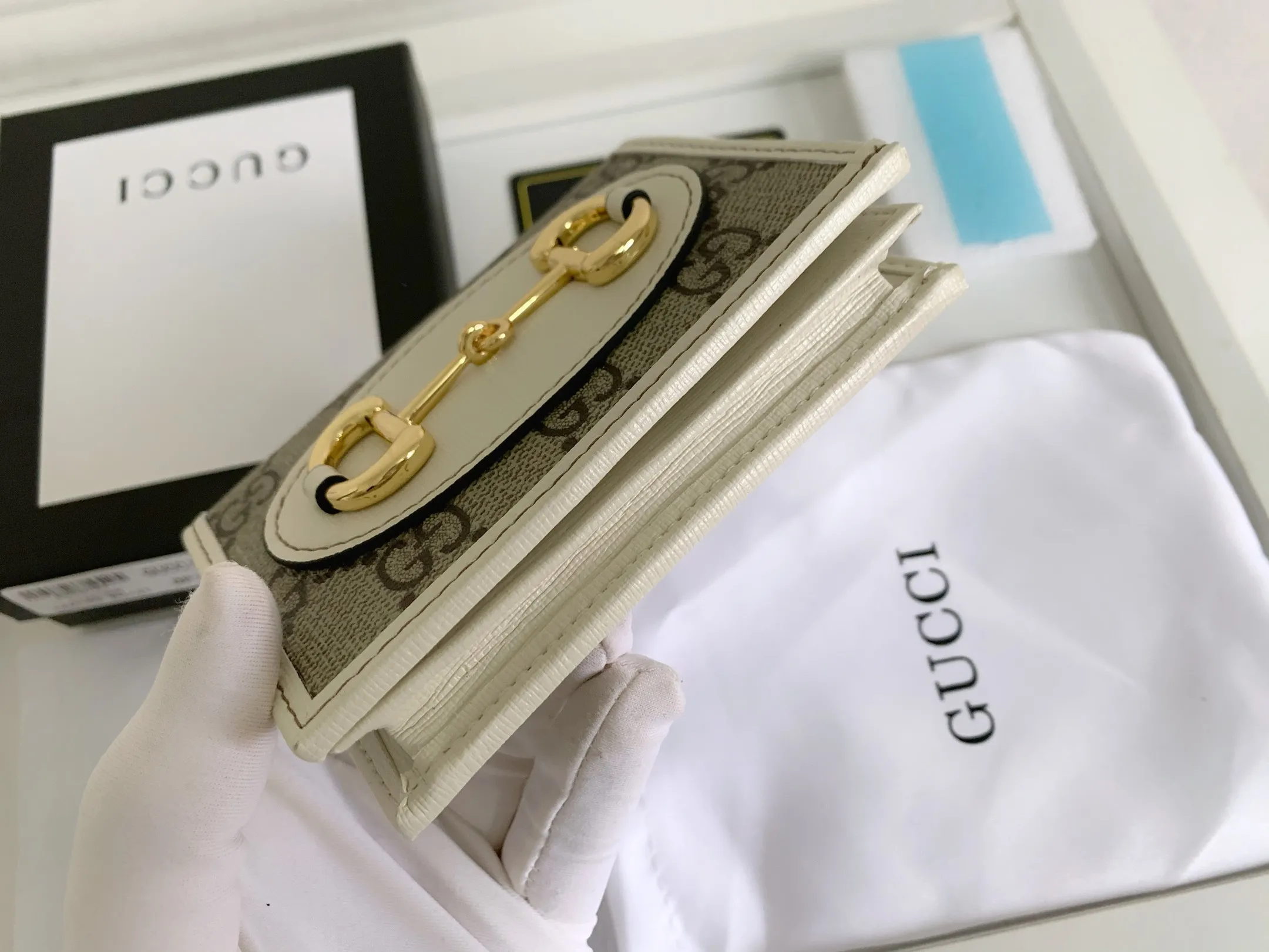 💰140 💎Top original version In the 2020 spring and summer series, the Gucci 1955 horsebit card holder made of GG Supreme high-grade artificial canvas and brown leather is newly launched. This series adopts the same double-ring and long strip design as the handbags. This detail is inspired by the brand’s equestrian roots. It is one of Gucci’s classic heritage and one of the brand’s most representative symbolic elements. Model: 621887. Size: 11.5x8.5x3.