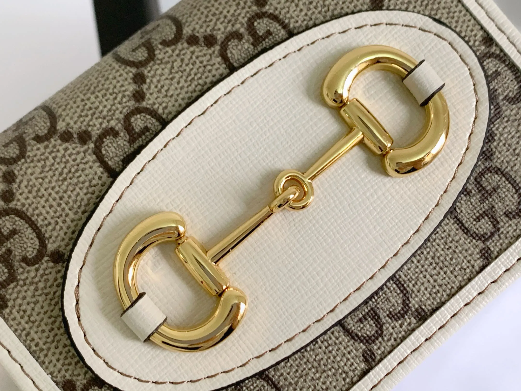 💰140 💎Top original version In the 2020 spring and summer series, the Gucci 1955 horsebit card holder made of GG Supreme high-grade artificial canvas and brown leather is newly launched. This series adopts the same double-ring and long strip design as the handbags. This detail is inspired by the brand’s equestrian roots. It is one of Gucci’s classic heritage and one of the brand’s most representative symbolic elements. Model: 621887. Size: 11.5x8.5x3.
