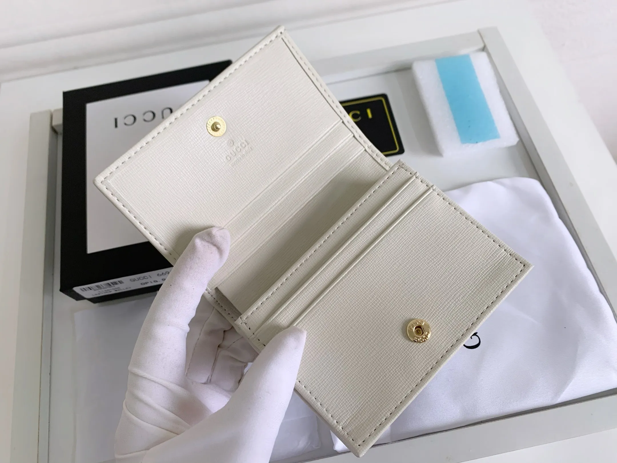 💰140 💎Top original version In the 2020 spring and summer series, the Gucci 1955 horsebit card holder made of GG Supreme high-grade artificial canvas and brown leather is newly launched. This series adopts the same double-ring and long strip design as the handbags. This detail is inspired by the brand’s equestrian roots. It is one of Gucci’s classic heritage and one of the brand’s most representative symbolic elements. Model: 621887. Size: 11.5x8.5x3.
