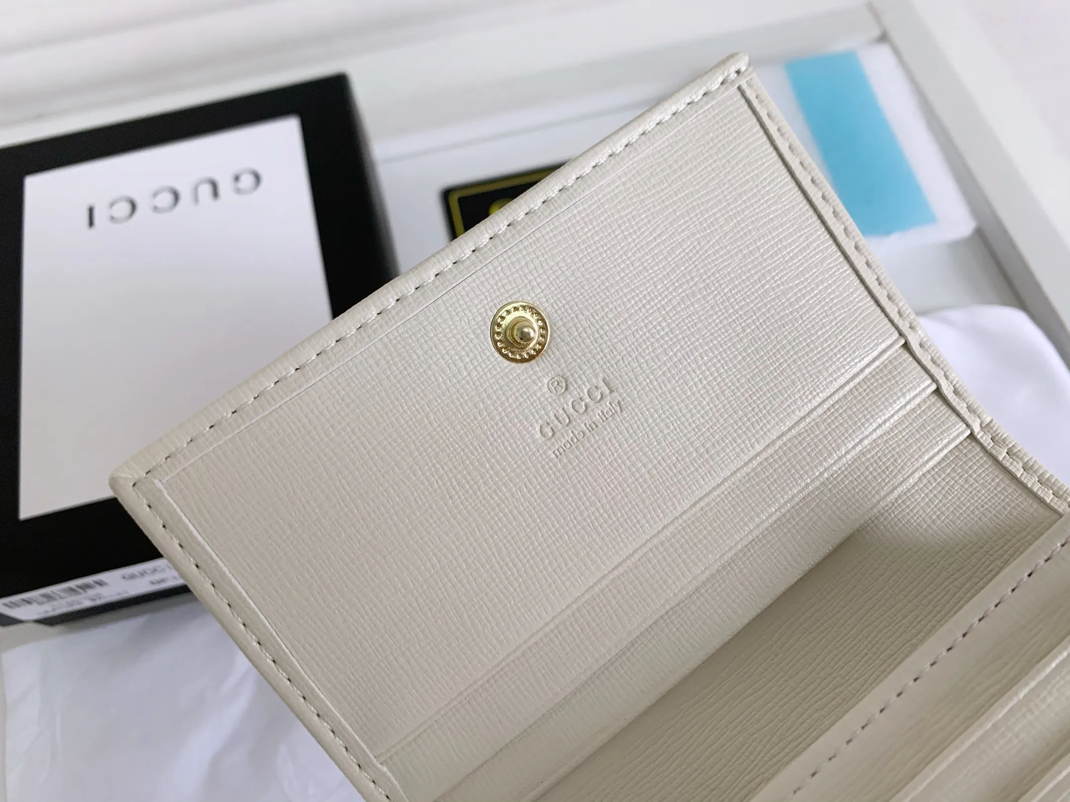 💰140 💎Top original version In the 2020 spring and summer series, the Gucci 1955 horsebit card holder made of GG Supreme high-grade artificial canvas and brown leather is newly launched. This series adopts the same double-ring and long strip design as the handbags. This detail is inspired by the brand’s equestrian roots. It is one of Gucci’s classic heritage and one of the brand’s most representative symbolic elements. Model: 621887. Size: 11.5x8.5x3.