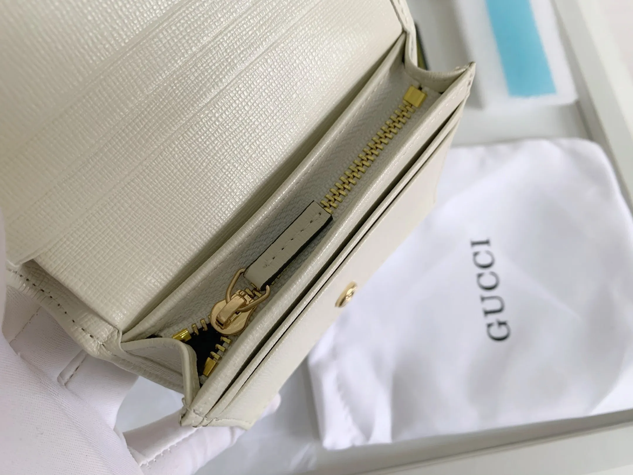 💰140 💎Top original version In the 2020 spring and summer series, the Gucci 1955 horsebit card holder made of GG Supreme high-grade artificial canvas and brown leather is newly launched. This series adopts the same double-ring and long strip design as the handbags. This detail is inspired by the brand’s equestrian roots. It is one of Gucci’s classic heritage and one of the brand’s most representative symbolic elements. Model: 621887. Size: 11.5x8.5x3.
