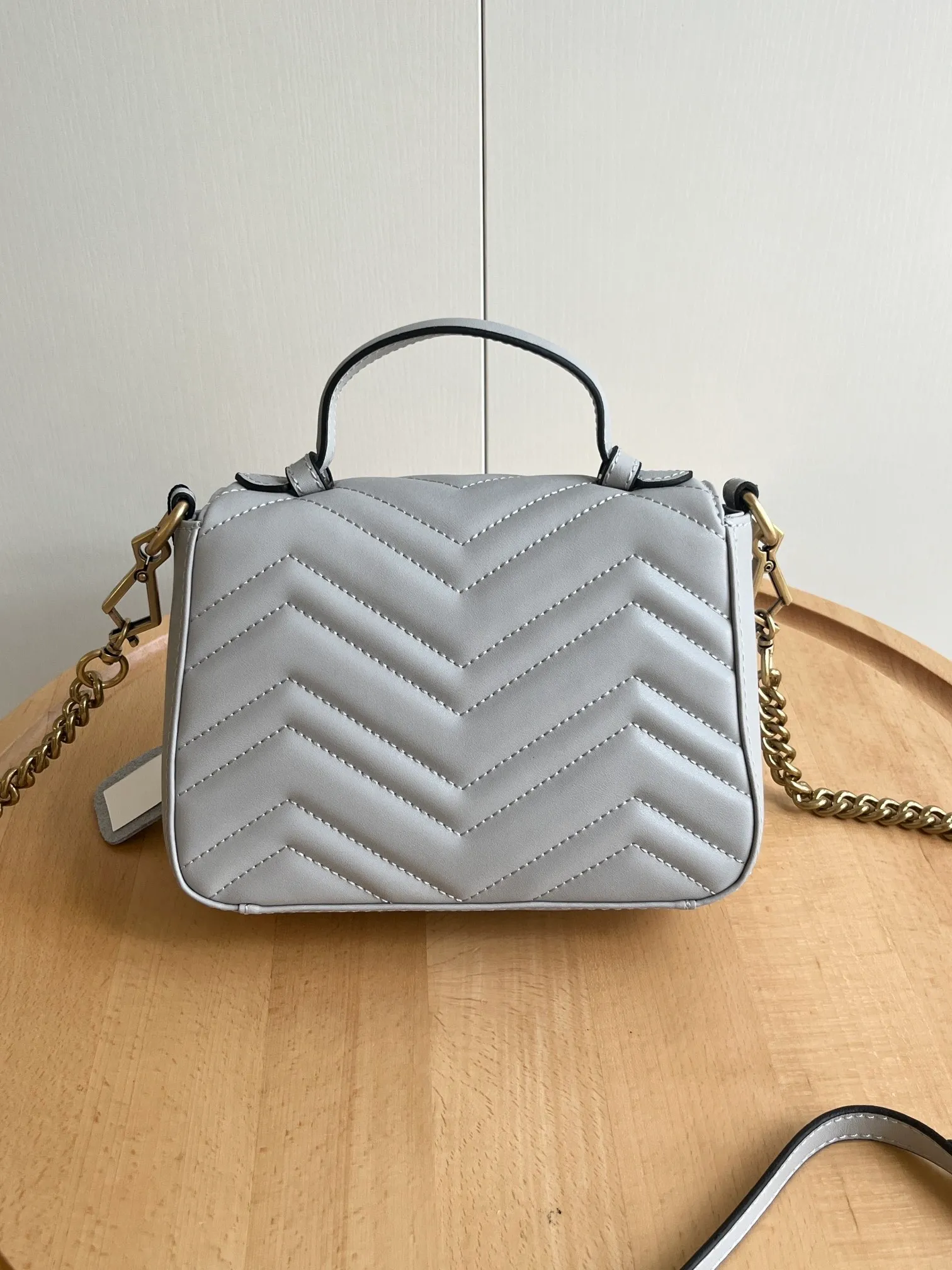 Actual shot #💰320 Style number: 583571 gray/547260 Size: 21*15.5*8cm GG Marmont mini messenger bag is still in the limelight this year. The iconic double G logo carries Gucci’s literary and romantic story. The new mini series fully embodies retro and gorgeousness. It is so cute ~ Hand-held ✅ One-shoulder ✅ Cross-body ✅