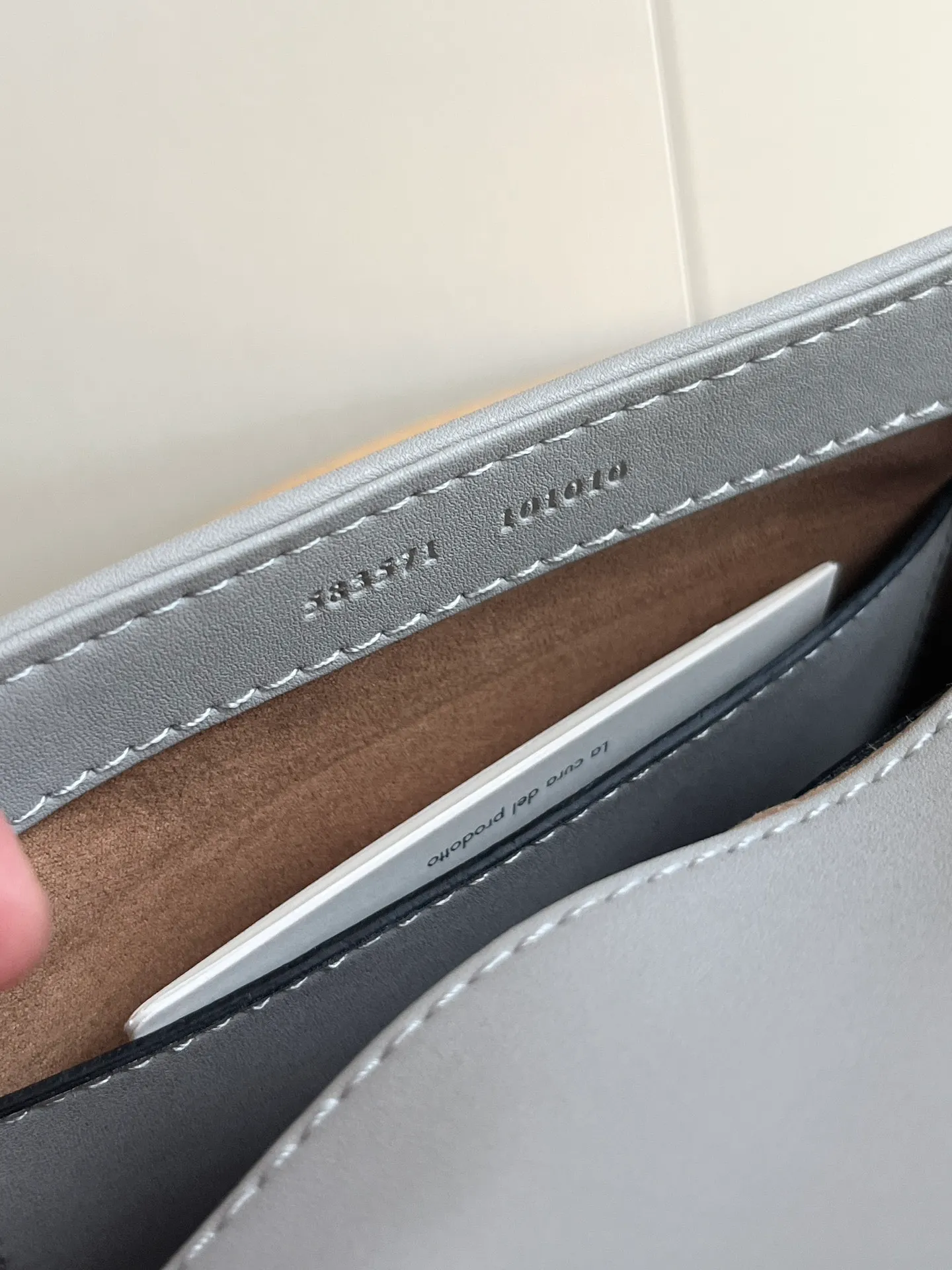 Actual shot #💰320 Style number: 583571 gray/547260 Size: 21*15.5*8cm GG Marmont mini messenger bag is still in the limelight this year. The iconic double G logo carries Gucci’s literary and romantic story. The new mini series fully embodies retro and gorgeousness. It is so cute ~ Hand-held ✅ One-shoulder ✅ Cross-body ✅