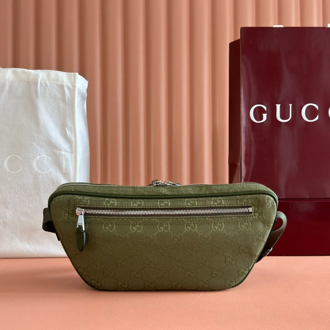 p900. 💋💋💋【With full set of original counter packaging】【New Product】This item is crafted with GG canvas to pay tribute to the instantly recognizable monogram pattern of Guccio Gucci, the founder of the brand. Interpreting a new forest green tone, it adds a modern touch to daily accessories, and the webbing details double the charm of the entire design. Forest green GG canvas Forest green piping Red and green web details Nylon lining Triangular shaped sides Interior: One leather open pocket External: One zippered pocket Removable and adjustable shoulder strap (55cm high) Zip closure Color: 834462. Dimensions: 30cm (width) x 15cm (height) x 10cm (depth) Weight: approx. 0.6kg Color: forest green/green cloth. Made in Italy