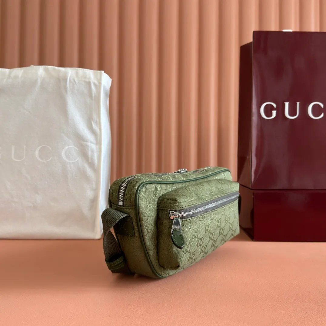 p900. 💋💋💋【With full set of original counter packaging】【New Product】This item is crafted with GG canvas to pay tribute to the instantly recognizable monogram pattern of Guccio Gucci, the founder of the brand. Interpreting a new forest green tone, it adds a modern touch to daily accessories, and the webbing details double the charm of the entire design. Forest green GG canvas Forest green piping Red and green web details Nylon lining Triangular shaped sides Interior: One leather open pocket External: One zippered pocket Removable and adjustable shoulder strap (55cm high) Zip closure Color: 834462. Dimensions: 30cm (width) x 15cm (height) x 10cm (depth) Weight: approx. 0.6kg Color: forest green/green cloth. Made in Italy