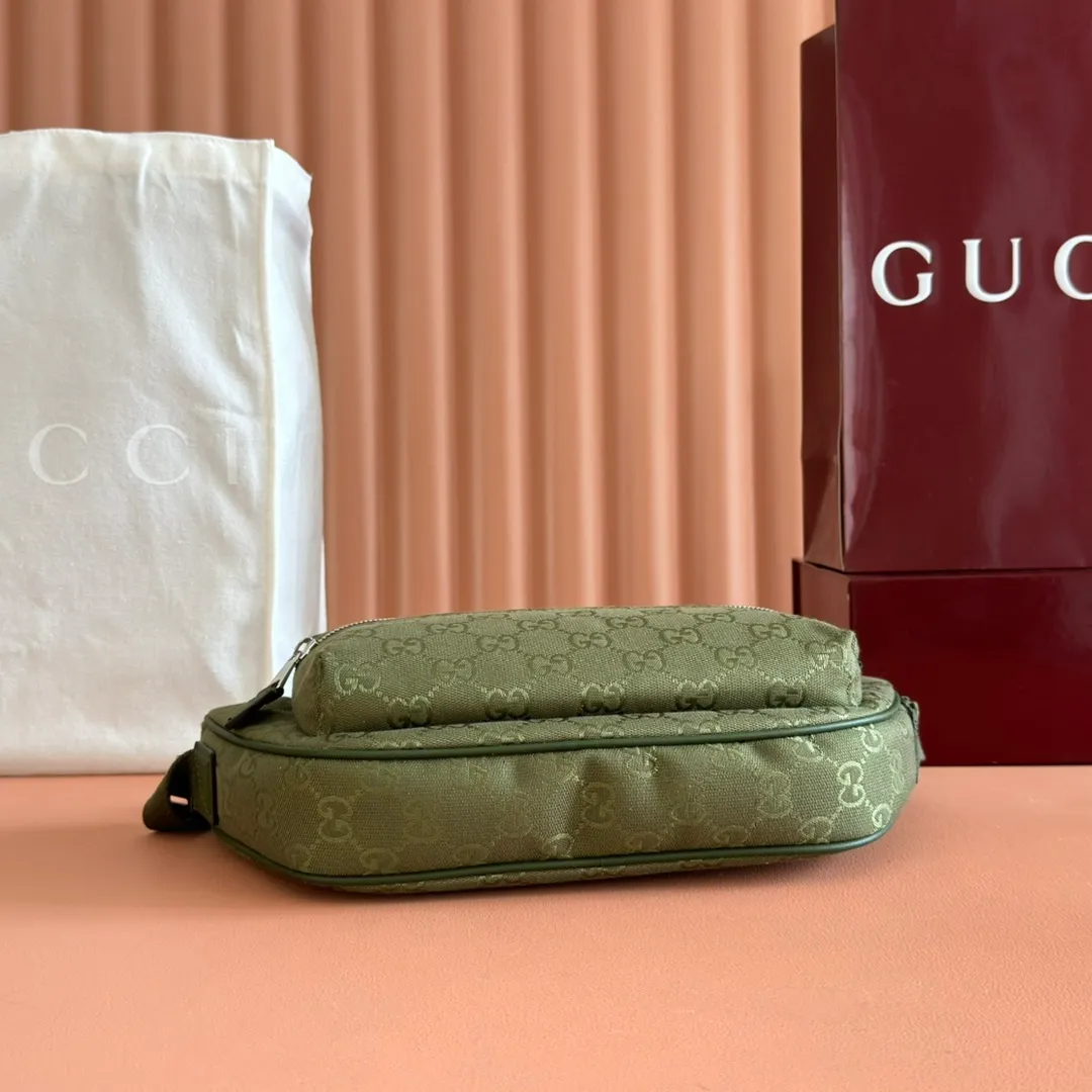 p900. 💋💋💋【With full set of original counter packaging】【New Product】This item is crafted with GG canvas to pay tribute to the instantly recognizable monogram pattern of Guccio Gucci, the founder of the brand. Interpreting a new forest green tone, it adds a modern touch to daily accessories, and the webbing details double the charm of the entire design. Forest green GG canvas Forest green piping Red and green web details Nylon lining Triangular shaped sides Interior: One leather open pocket External: One zippered pocket Removable and adjustable shoulder strap (55cm high) Zip closure Color: 834462. Dimensions: 30cm (width) x 15cm (height) x 10cm (depth) Weight: approx. 0.6kg Color: forest green/green cloth. Made in Italy