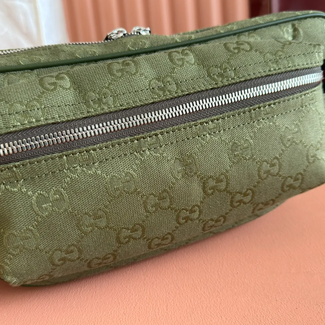 p900. 💋💋💋【With full set of original counter packaging】【New Product】This item is crafted with GG canvas to pay tribute to the instantly recognizable monogram pattern of Guccio Gucci, the founder of the brand. Interpreting a new forest green tone, it adds a modern touch to daily accessories, and the webbing details double the charm of the entire design. Forest green GG canvas Forest green piping Red and green web details Nylon lining Triangular shaped sides Interior: One leather open pocket External: One zippered pocket Removable and adjustable shoulder strap (55cm high) Zip closure Color: 834462. Dimensions: 30cm (width) x 15cm (height) x 10cm (depth) Weight: approx. 0.6kg Color: forest green/green cloth. Made in Italy